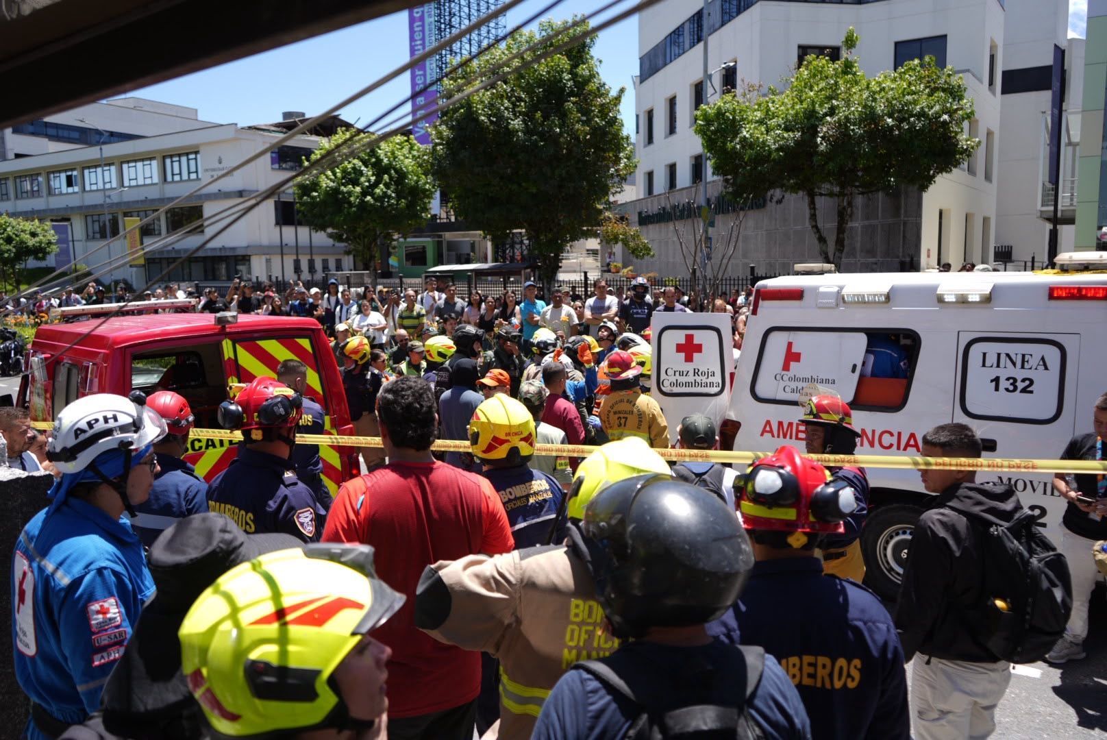 Rettungskräfte sind nach dem Erdbeben der Stärke 7,4 in Manizales, Kolumbien, im Einsatz.