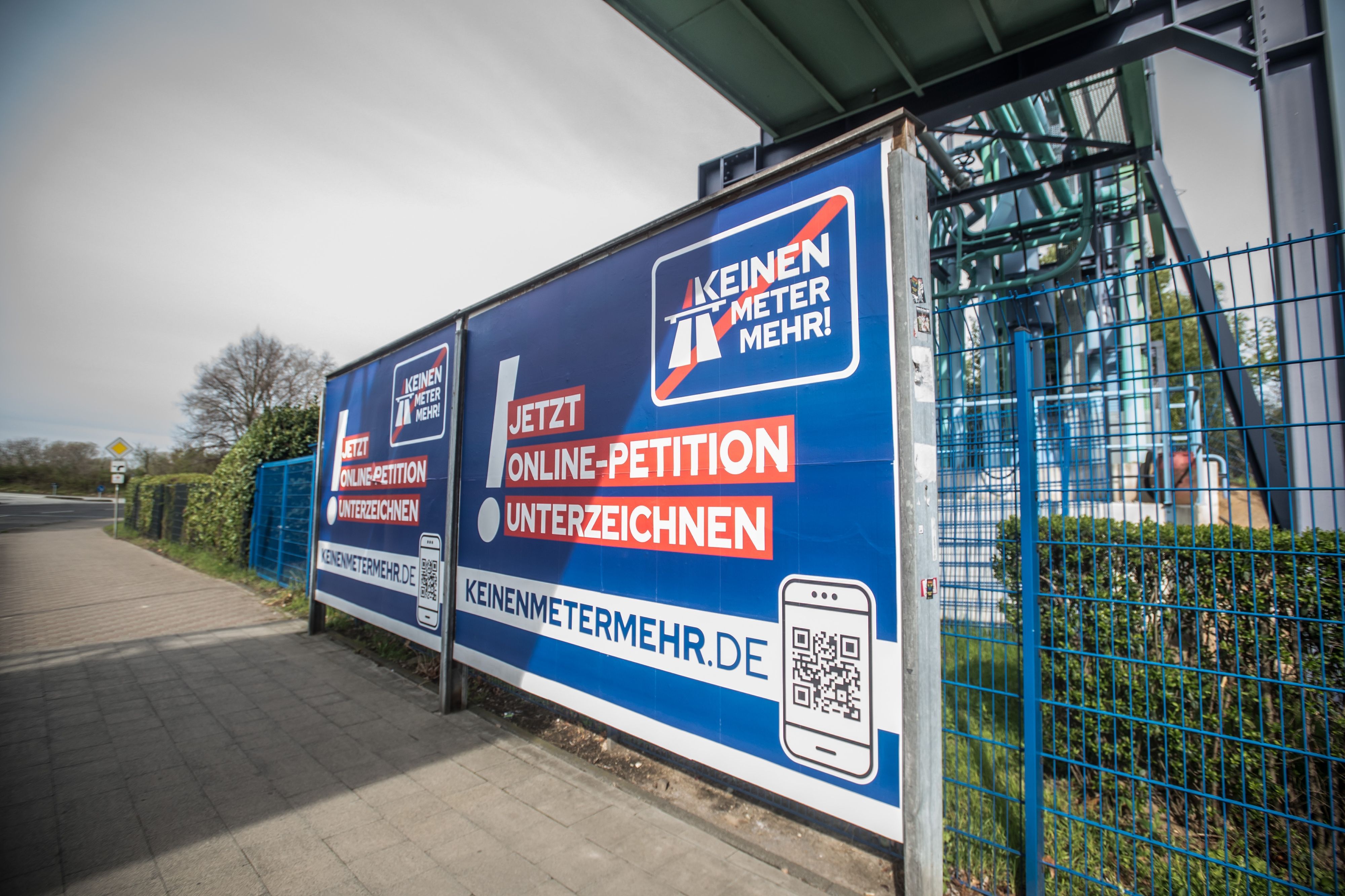 Autobahn-Protest, A1, A3,Plakate Keinen Meter mehr!. Foto: Ralf Krieger