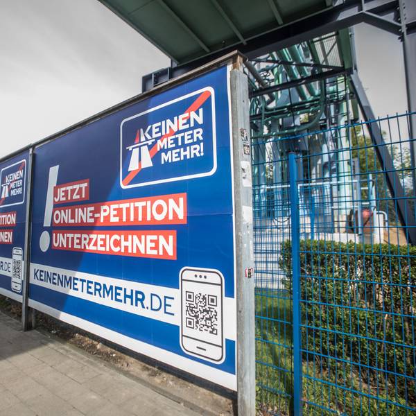 Autobahn-Protest, A1, A3,Plakate Keinen Meter mehr!. Foto: Ralf Krieger
