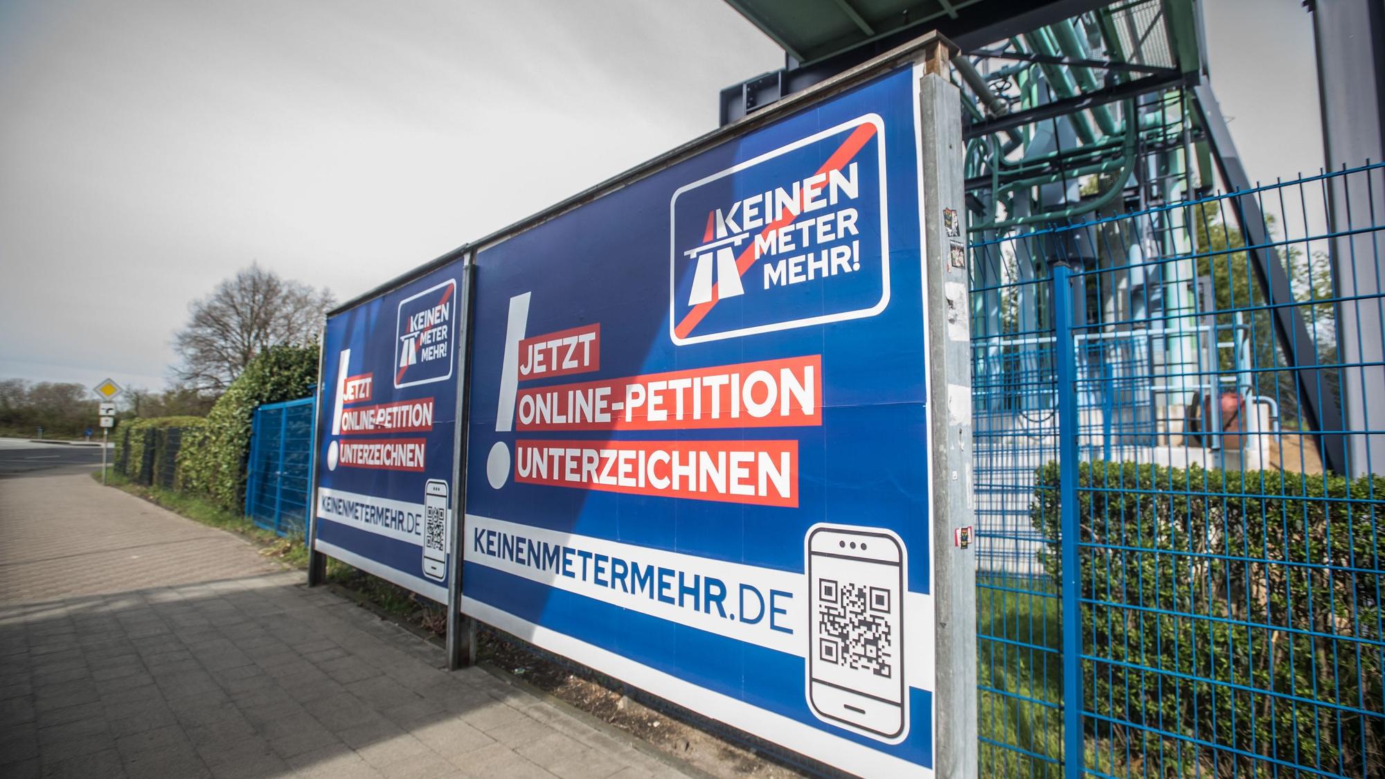 Autobahn-Protest, A1, A3,Plakate Keinen Meter mehr!. Foto: Ralf Krieger