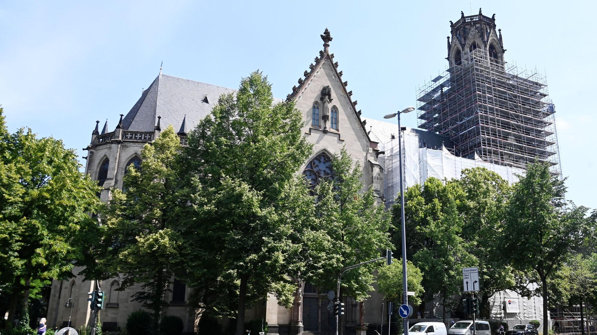 In wenigen Wochen wird das Gerüst den gesamten Turm der Kirche St. Agnes umfassen.