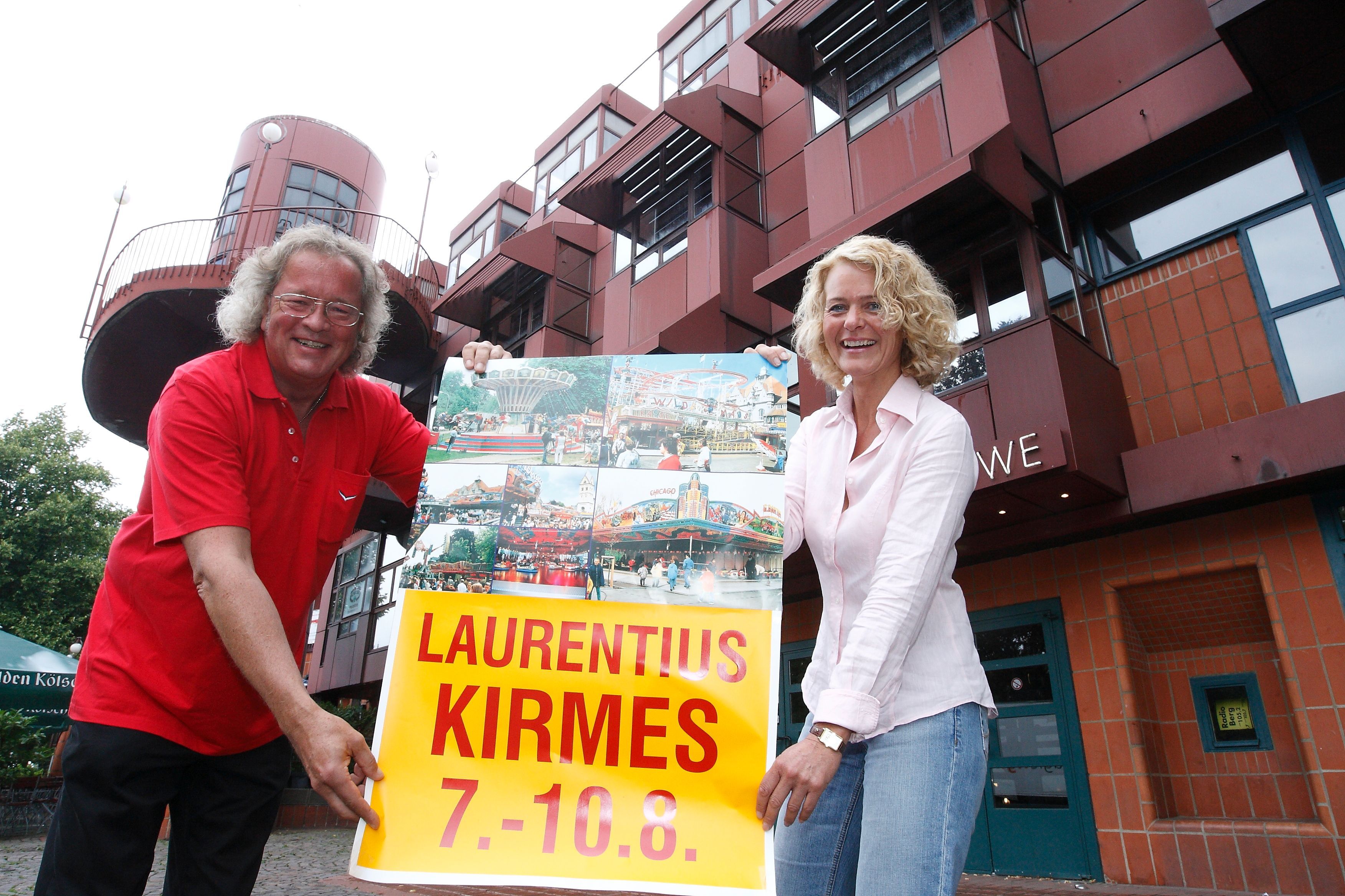 Ute Döpper und Burkhardt Unrau halten 2010 ein Plakat in den Händen.Klaus Daub