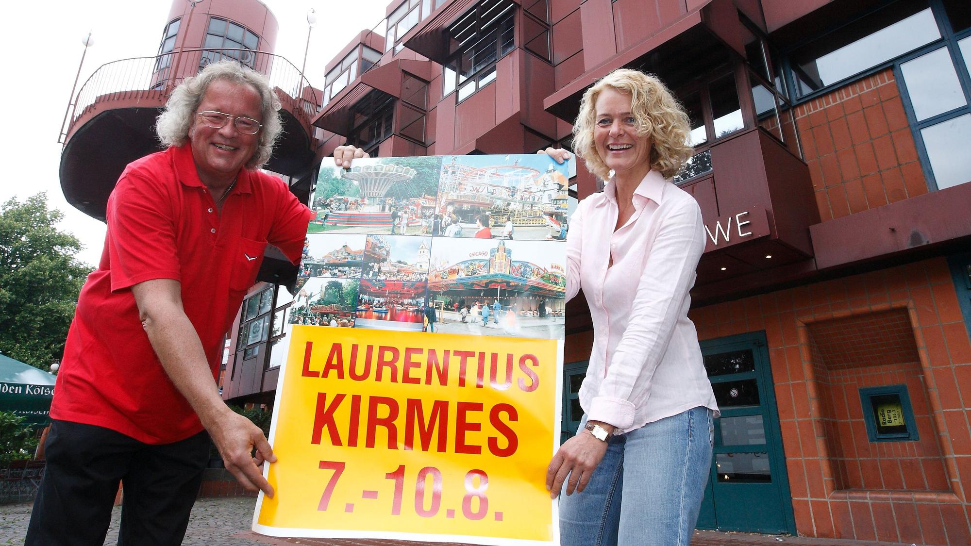 Ute Döpper und Burkhardt Unrau halten 2010 ein Plakat in den Händen.Klaus Daub