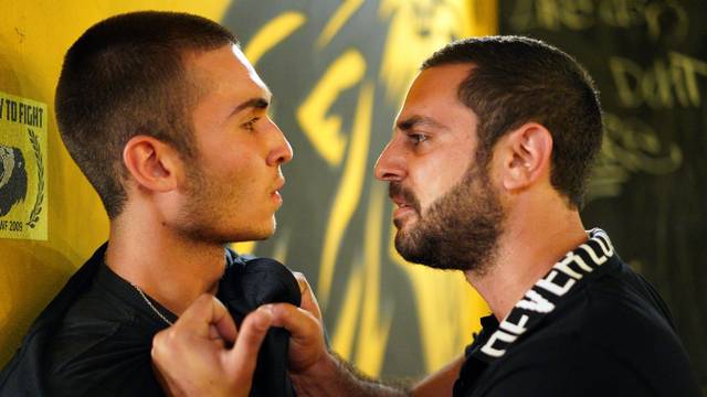 Israelische Serie „Hooligans“ in der ARD-Mediathek: Der junge Meni (Ben Sultan, links) lernt während einer Schlägerei am Stadion von Jerusalem Ovad (Sean Softi), den Chef der Hooligans, kennen. (Bild: SWR/Artza Productions)