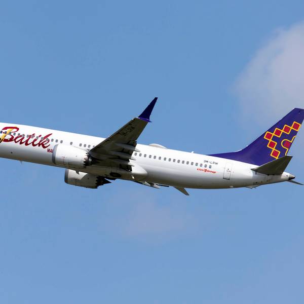 Eine Batik Air Malaysia Boeing 737-800 MAX hebt ab.