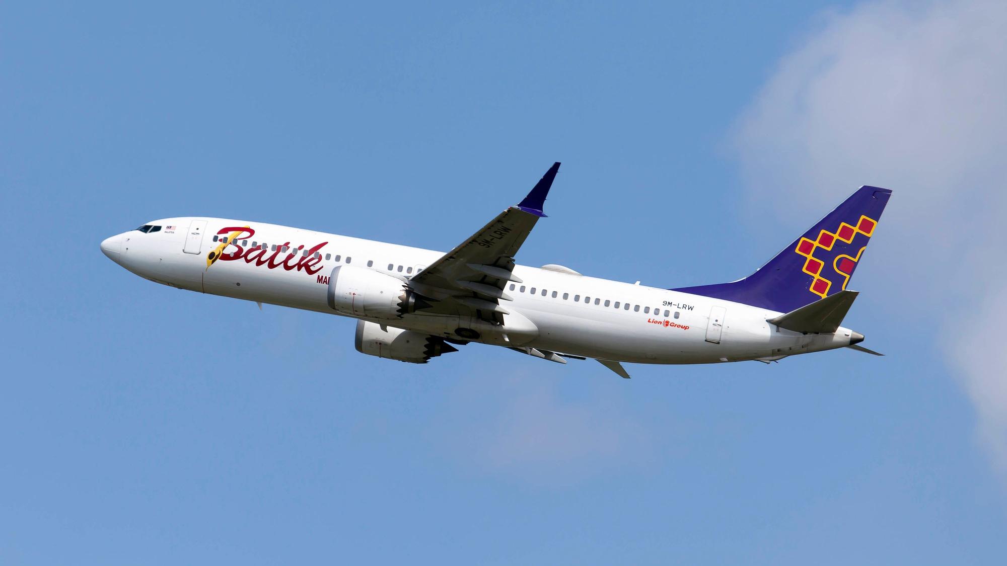 Eine Batik Air Malaysia Boeing 737-800 MAX hebt ab.