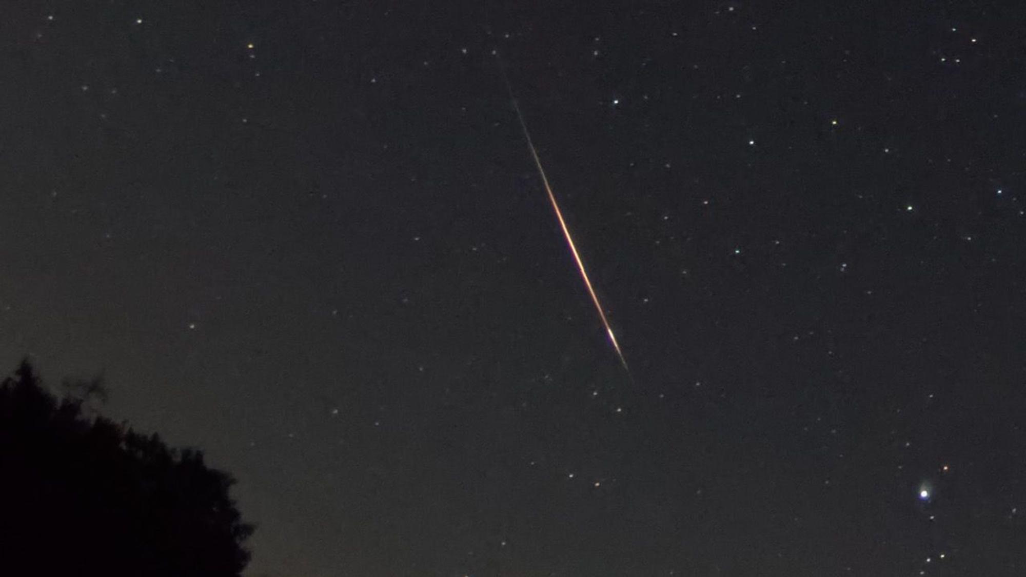 Sternschnuppe am Himmel über der Nutscheid.