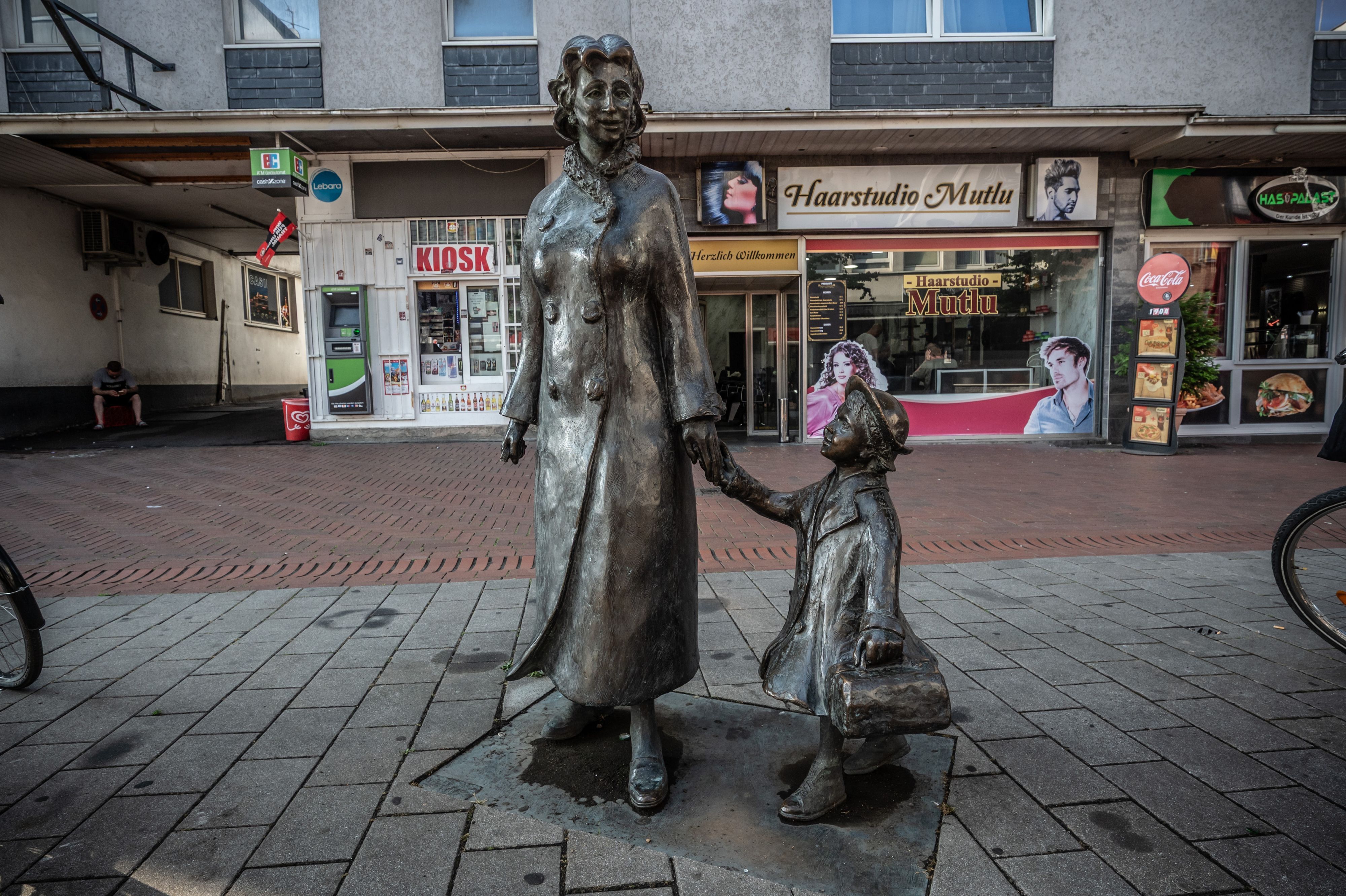 An der Figurengruppe Mutter mit Kind von Kurt Arentz in Opladen in der Bahnhofstraße fehlt der Koffer der Mutter.