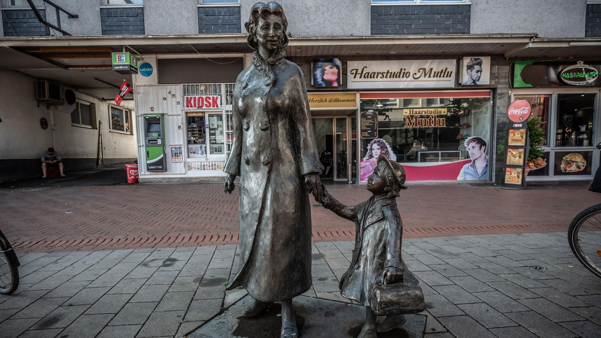 An der Figurengruppe Mutter mit Kind von Kurt Arentz in Opladen in der Bahnhofstraße fehlt der Koffer der Mutter.