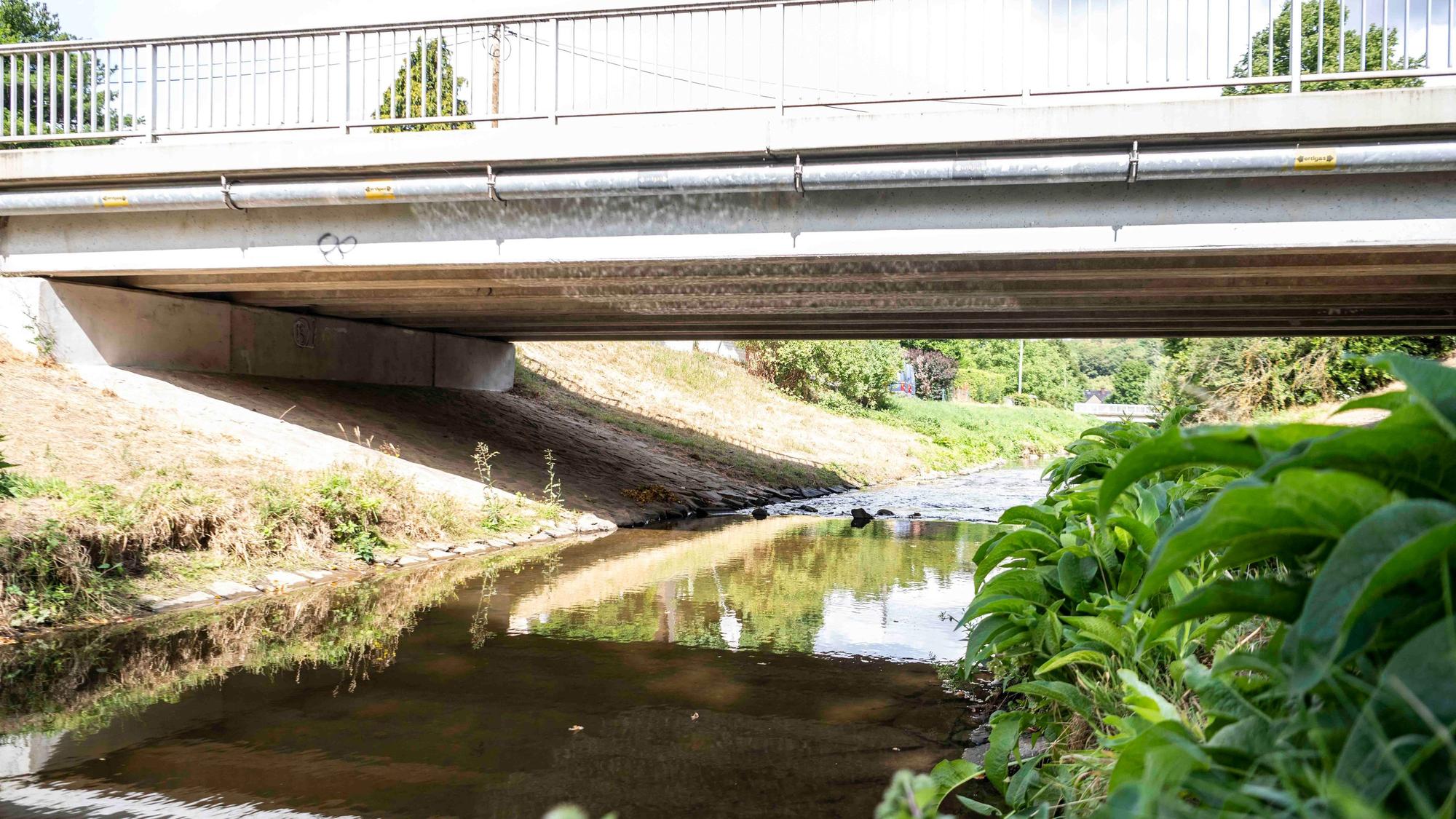 Die Brücke an der Drei-Eichen-Straße und der darunter liegende Bach.