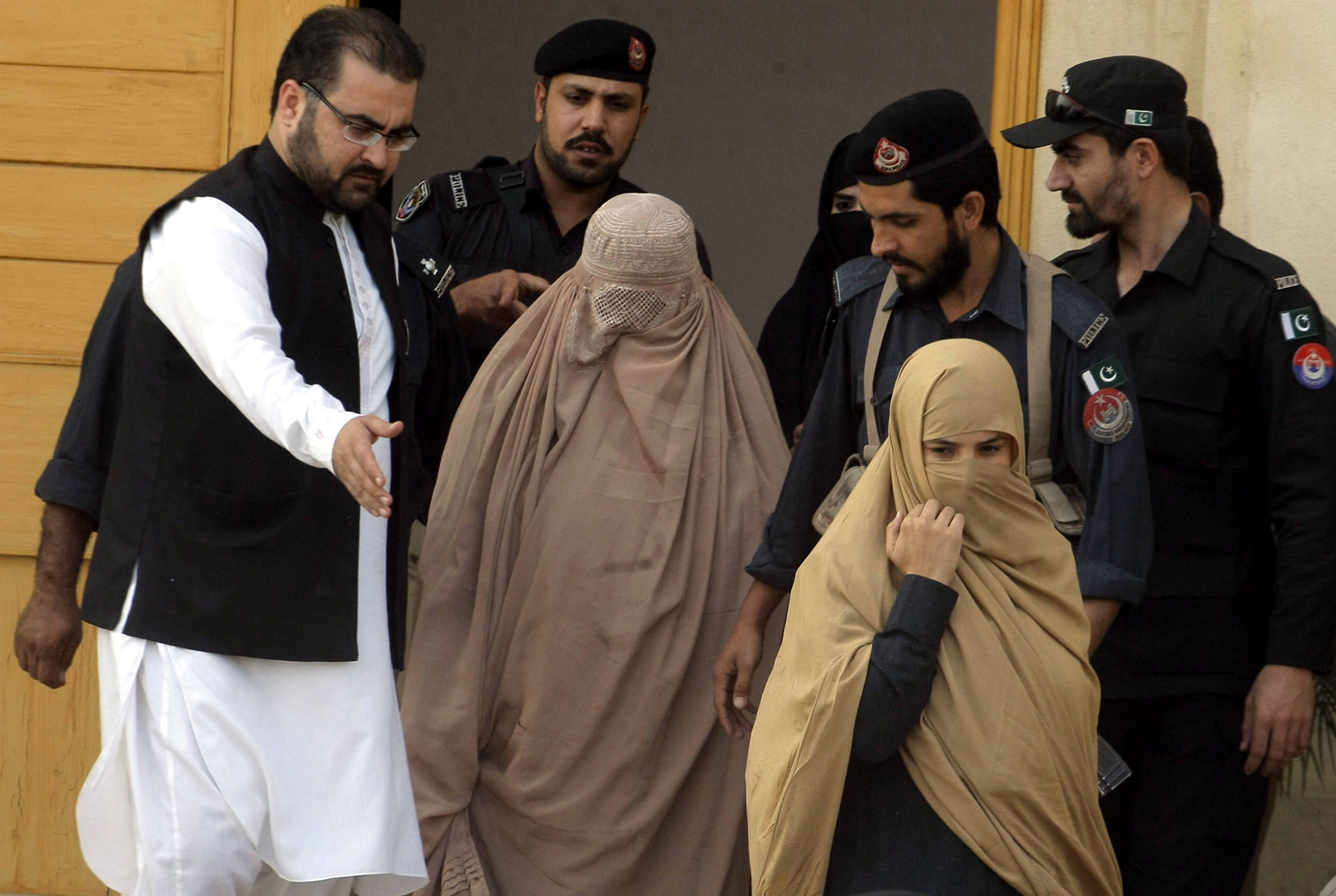Sharbat Gula wird am 4. November 2016 nach einer 15-tägigen Haftstrafe in Peschawar zur Abschiebung nach Afghanistan gebracht.