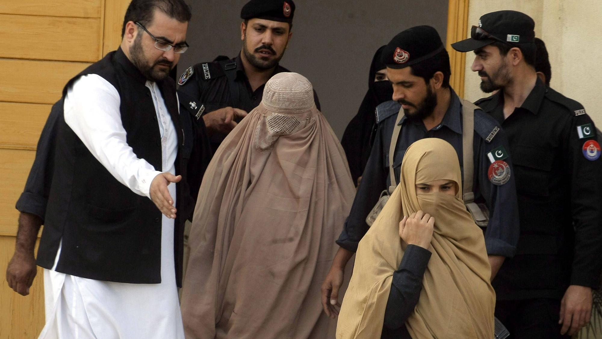 Sharbat Gula wird am 4. November 2016 nach einer 15-tägigen Haftstrafe in Peschawar zur Abschiebung nach Afghanistan gebracht.