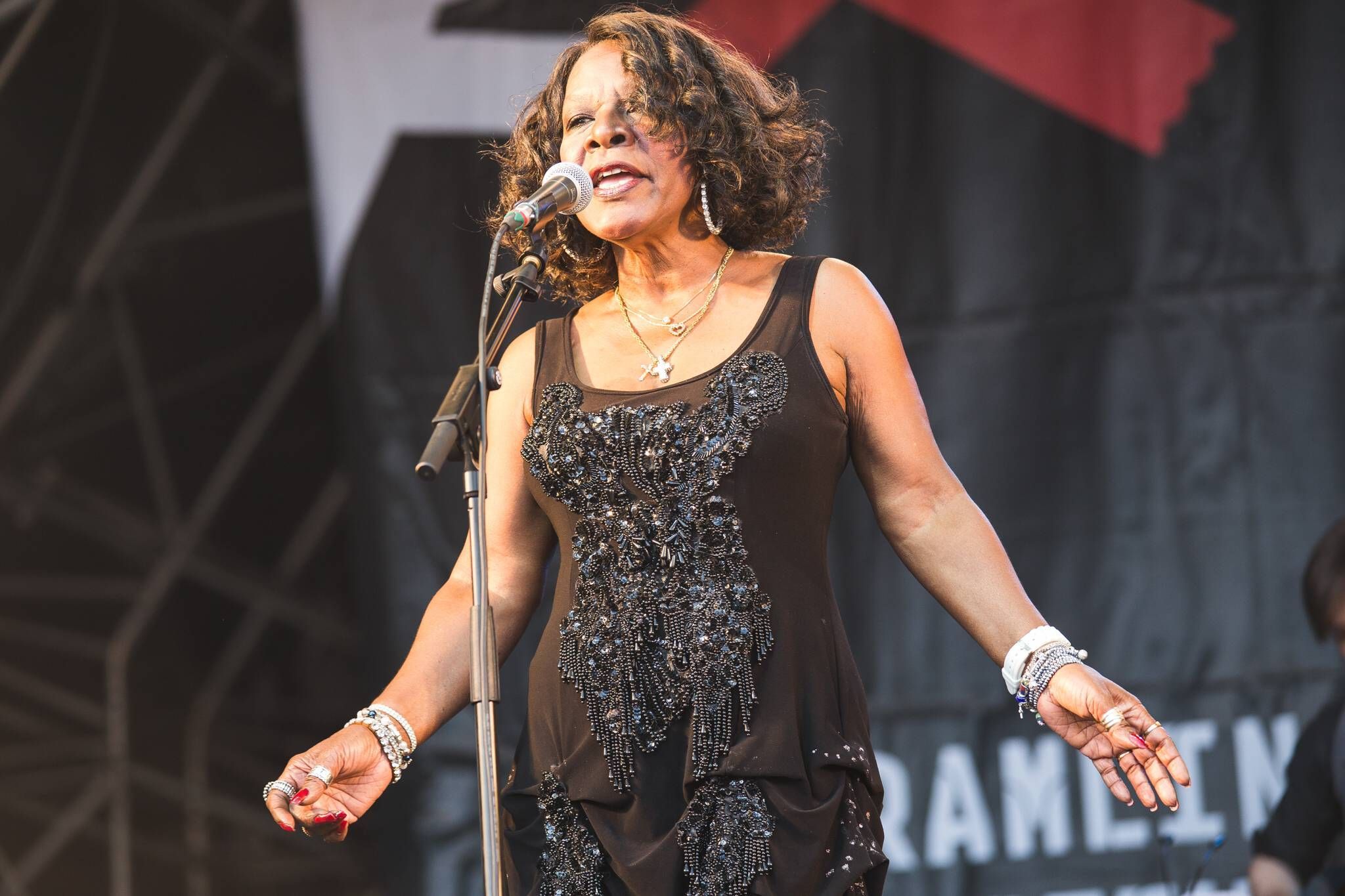 Martha Reeves singt.