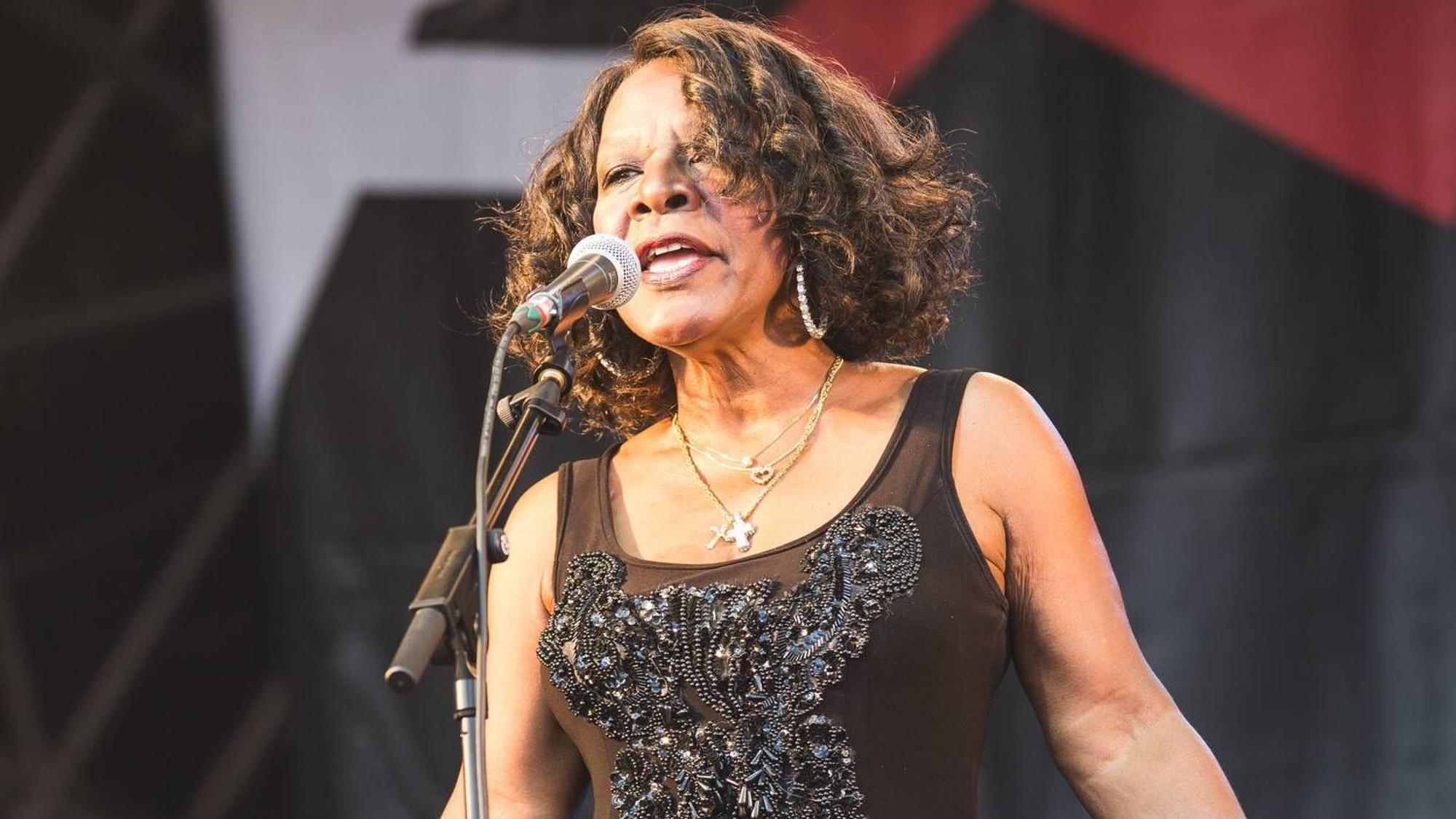 Martha Reeves singt.