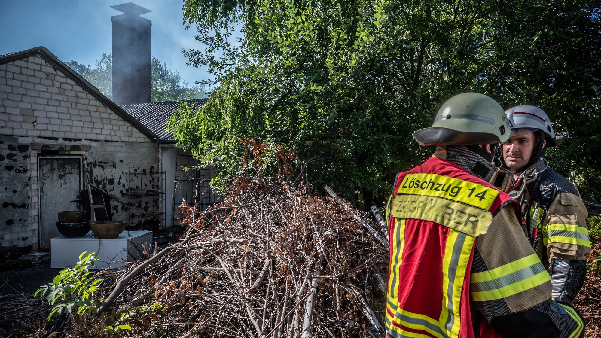 Orchideen-Gärtnerei Thelen an der Heinrich-Lübke-Straße: Es brennt im Schuppen hinter dem Geschäft brannte es .Bild: Ralf Krieger