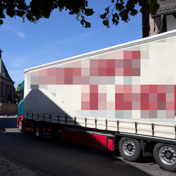 Ein Hindernis, einer, der daran vorbei will und schon staut sich der Verkehr in Marmagen.