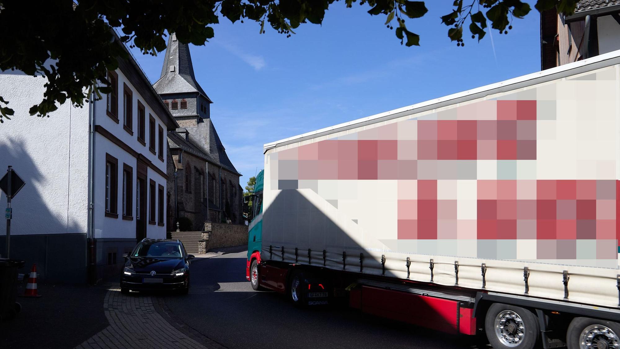 Ein Hindernis, einer, der daran vorbei will und schon staut sich der Verkehr in Marmagen.
