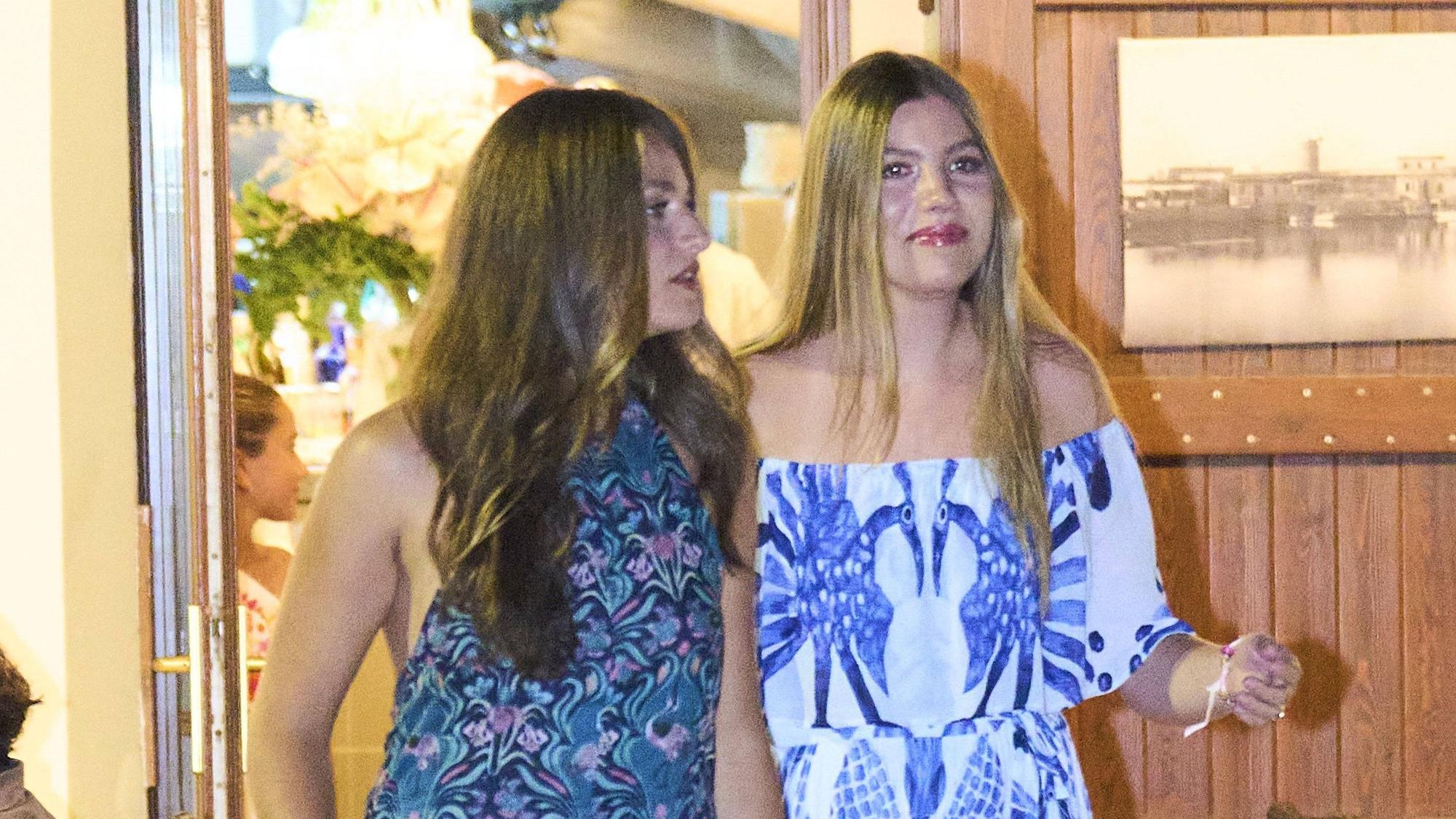 Ebenfalls beim sommerlichen Abendessen gesichtet: Die Töchter von Letizia und Felipe, Kronprinzessin Leonor und Infantin Sofía, die den Familienabend sichtlich genossen.