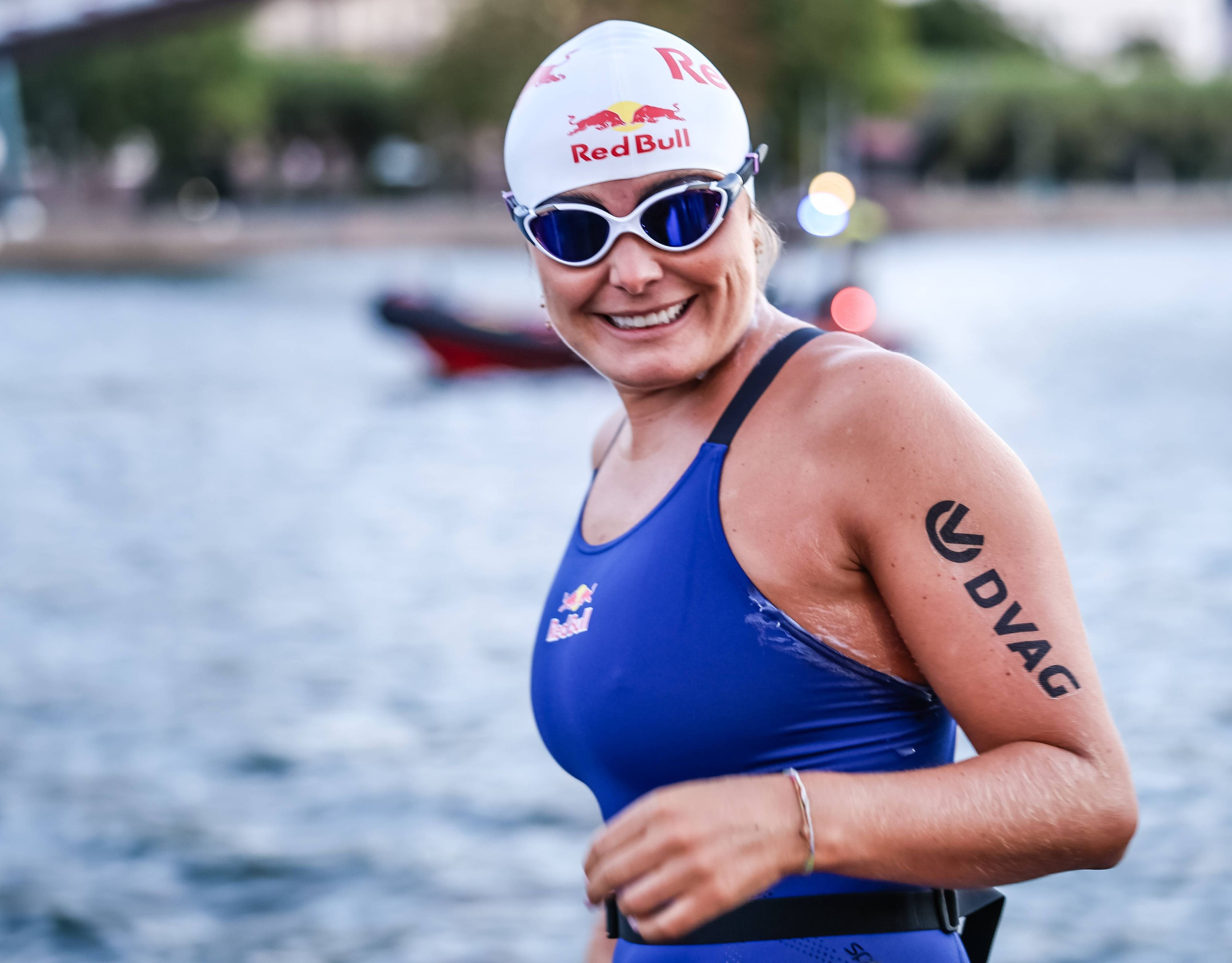 Nathalie Pohl startete am Dienstagmorgen am Main in Frankfurt. Die Extremsportlerin schwimmt während der Rivers-Challenge 200 Kilometer nach Köln.
