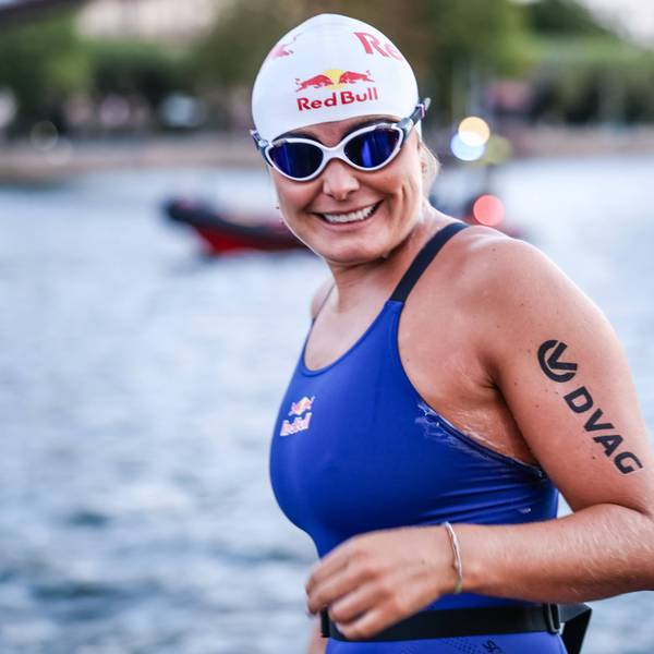 Nathalie Pohl startete am Dienstagmorgen am Main in Frankfurt. Die Extremsportlerin schwimmt während der Rivers-Challenge 200 Kilometer nach Köln.