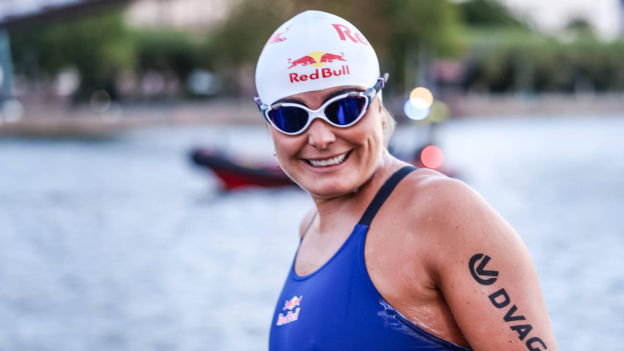 Nathalie Pohl startete am Dienstagmorgen am Main in Frankfurt. Die Extremsportlerin schwimmt während der Rivers-Challenge 200 Kilometer nach Köln.