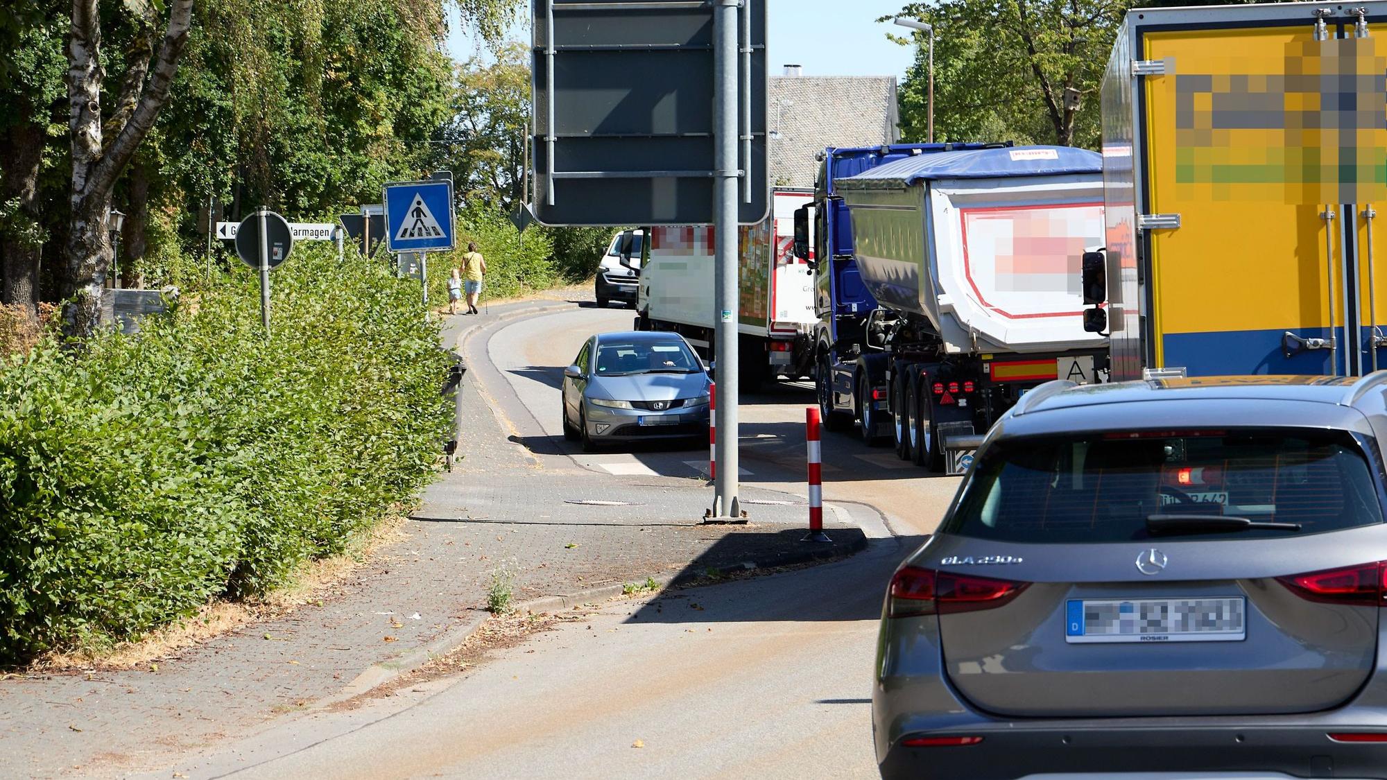 Zahlreiche Lastwagen und Autos versuchen, die Engstelle an der Grundschule in Marmagen zu passieren.