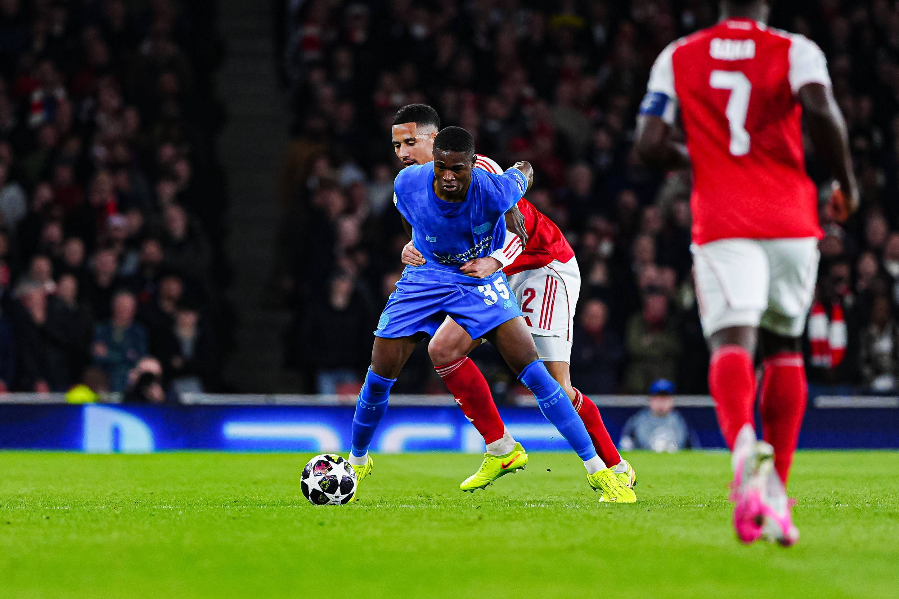 Christian Kofane im Zweikampf mit Arsenals Cristhian Mosquera in der Champions League.