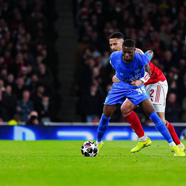 Christian Kofane im Zweikampf mit Arsenals Cristhian Mosquera in der Champions League.
