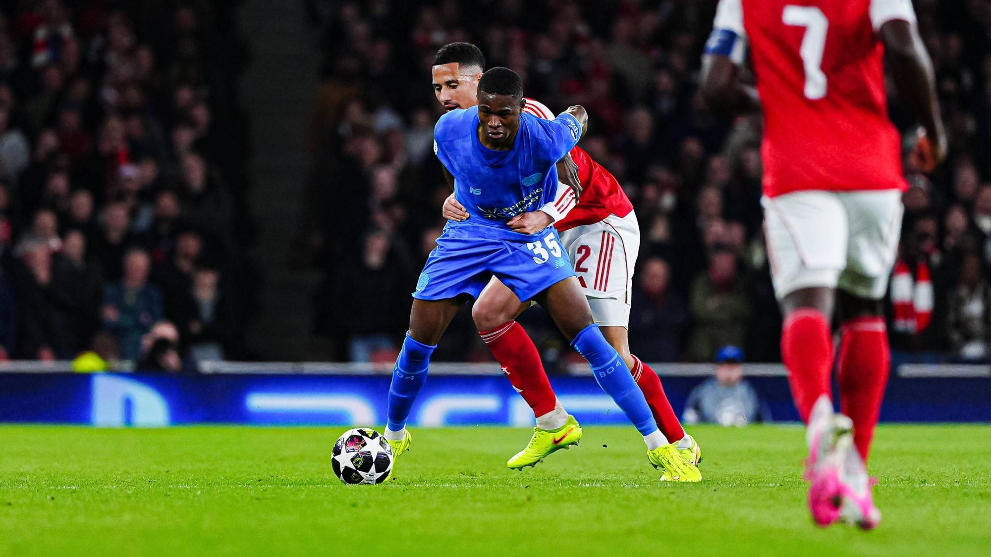 Christian Kofane im Zweikampf mit Arsenals Cristhian Mosquera in der Champions League.