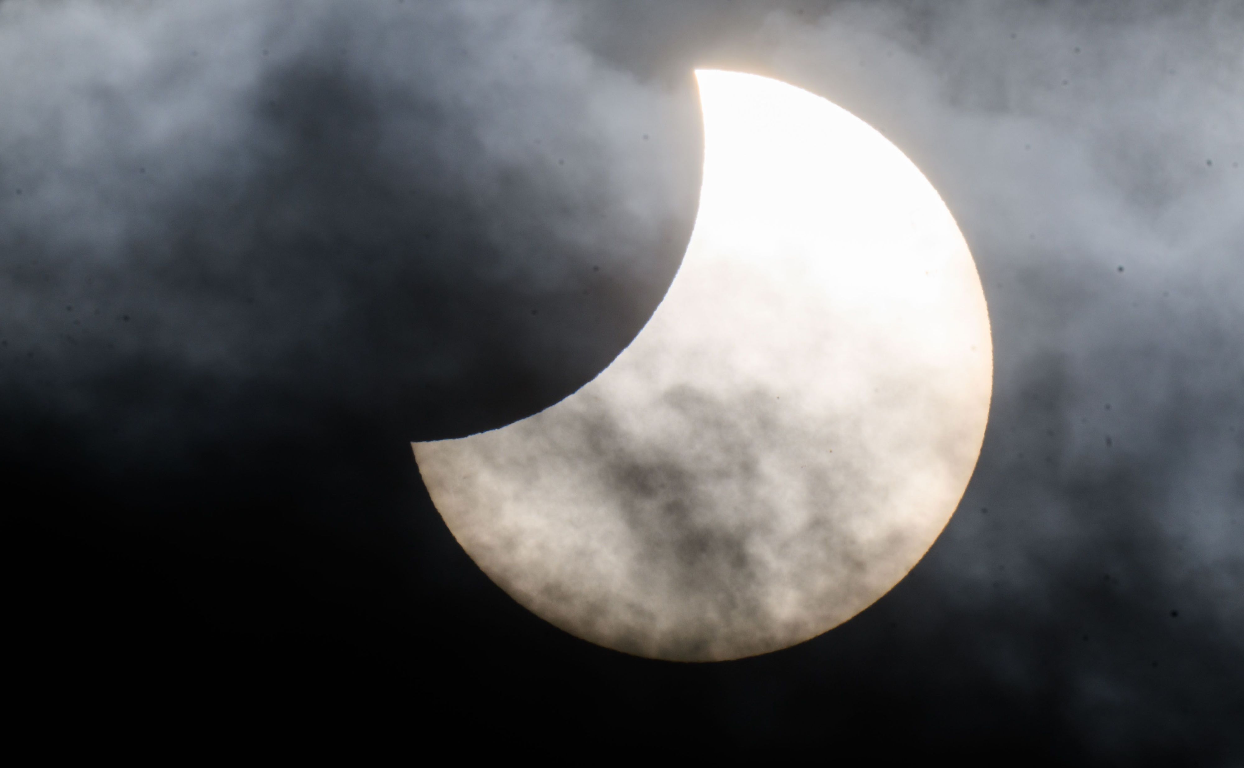 Spektakel am Himmel: Am 11. August 1999 wurde es auch über Leverkusen mitten am Tag dunkel. Am Mittwoch ist wieder eine Sonnenfinsternis zu sehen – diesmal nur partiell.
