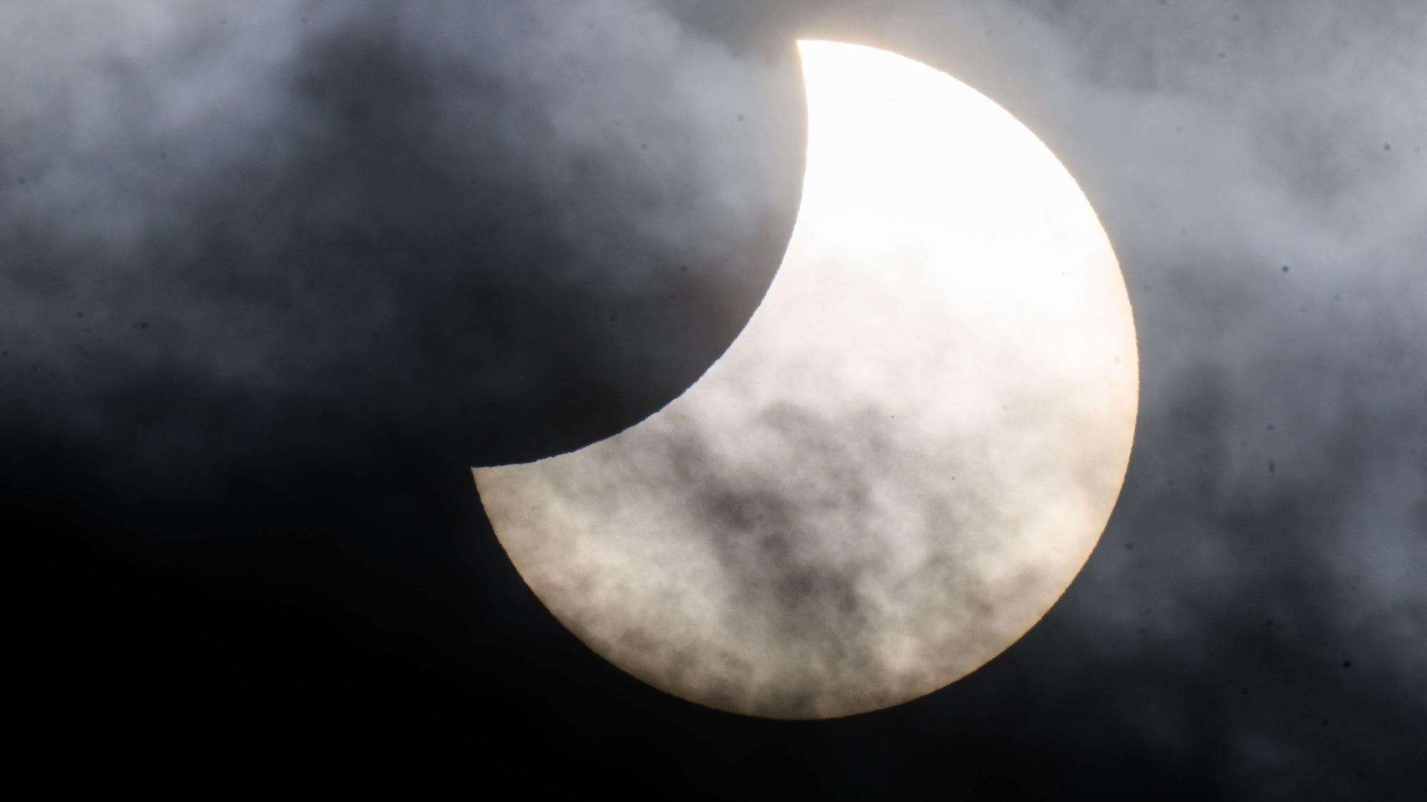 Spektakel am Himmel: Am 11. August 1999 wurde es auch über Leverkusen mitten am Tag dunkel. Am Mittwoch ist wieder eine Sonnenfinsternis zu sehen – diesmal nur partiell.