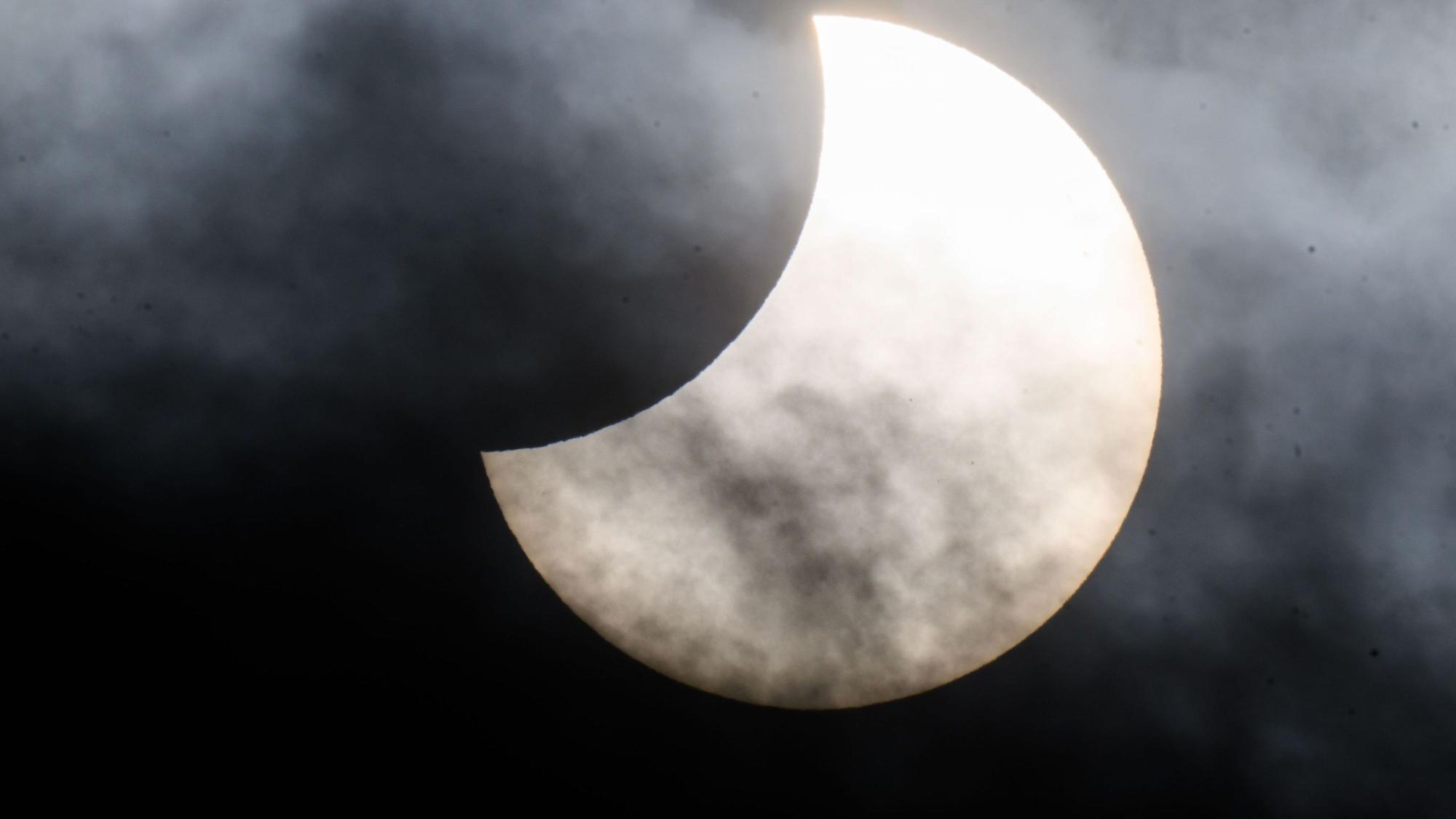 Am Mittwoch wird eine partielle Sonnenfinsternis am Mittwochabend in der Region zu sehen sein.