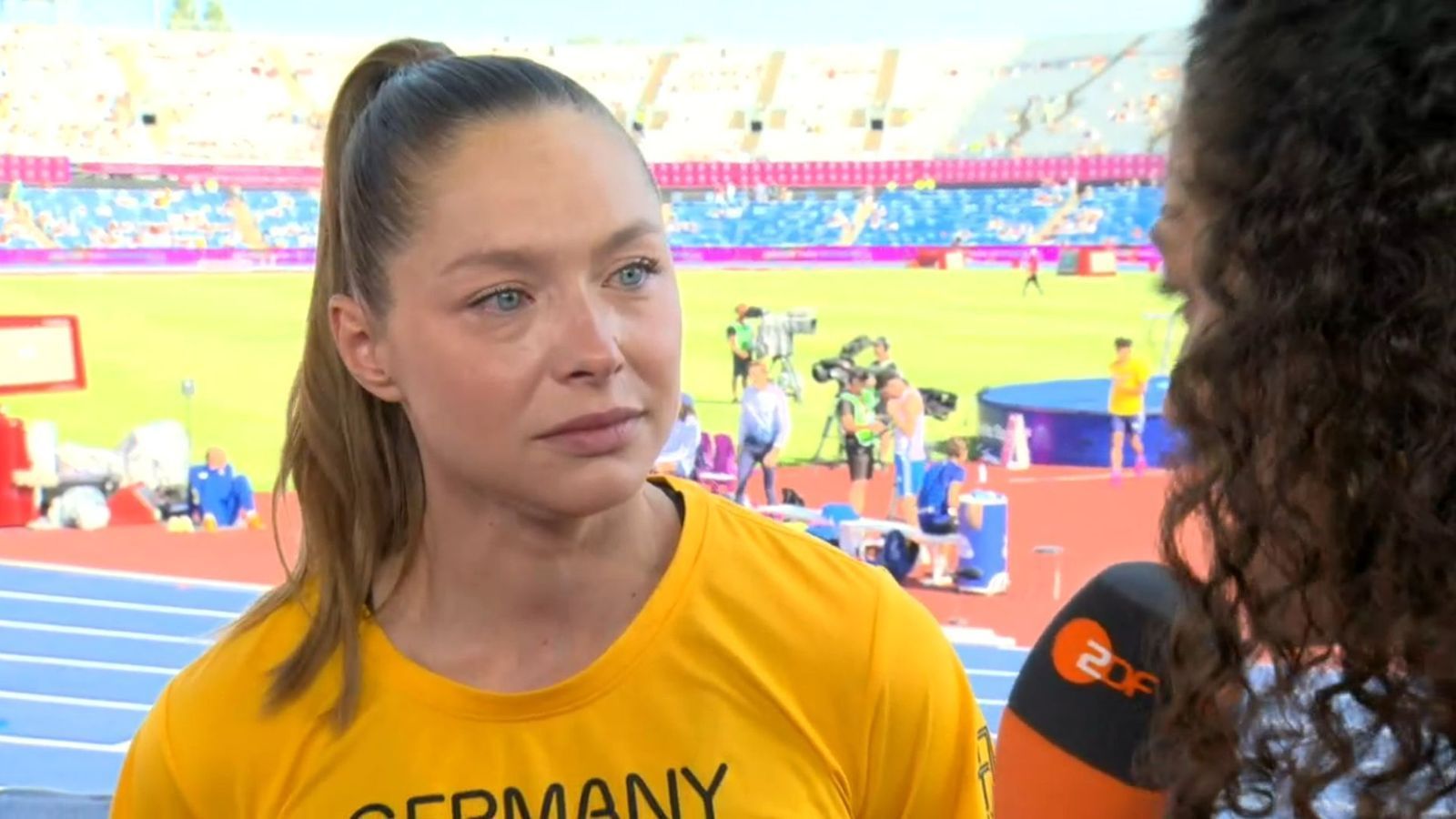 Gina Lückenkemper ließ am ZDF-Mikro den Tränen freien Lauf. (Bild: ZDF)