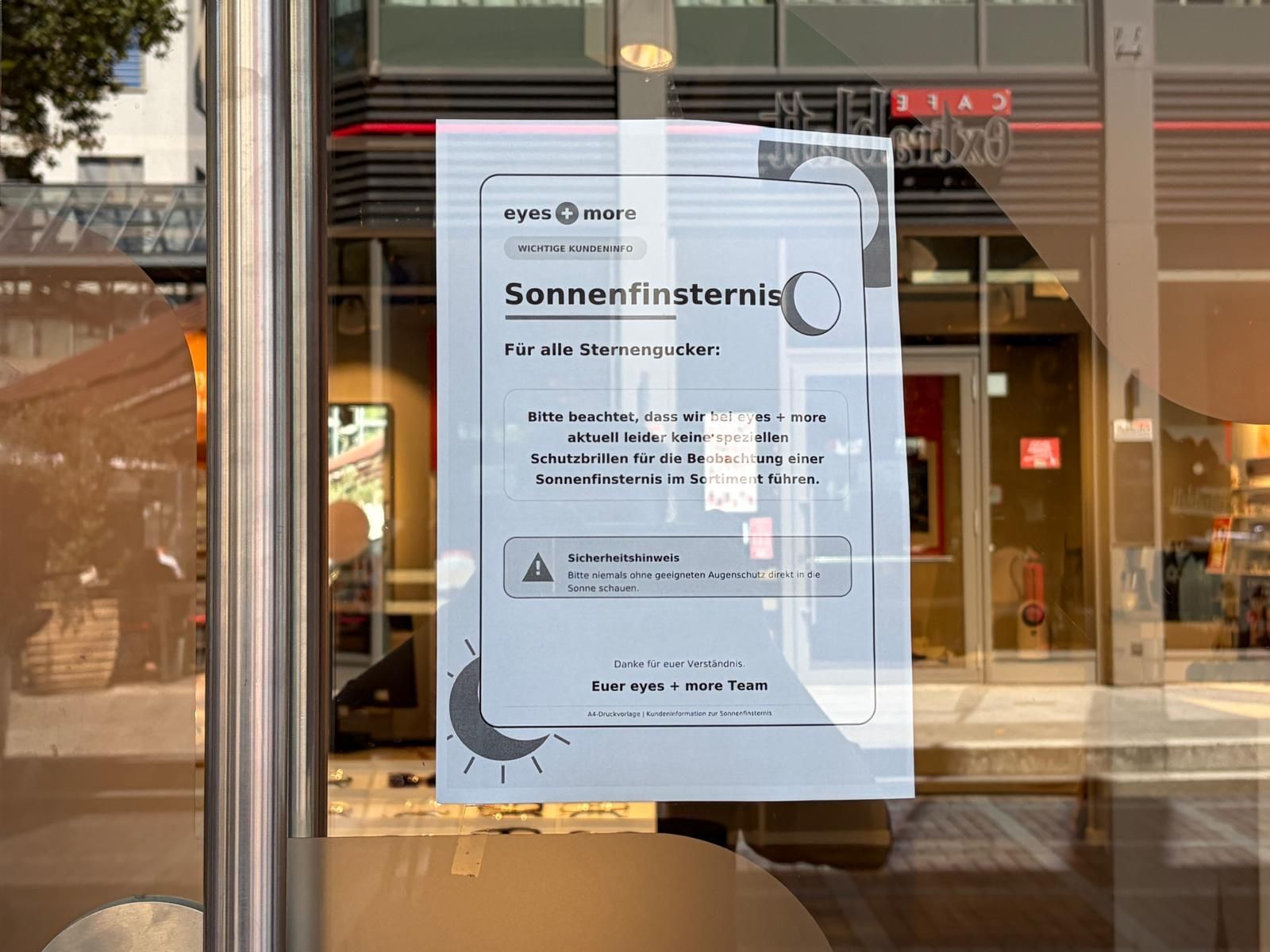 Die Nachfrage nach Sonnenfinsternisbrillen ist groß: In Leverkusen sind die Schutzbrillen vielerorts bereits ausverkauft.