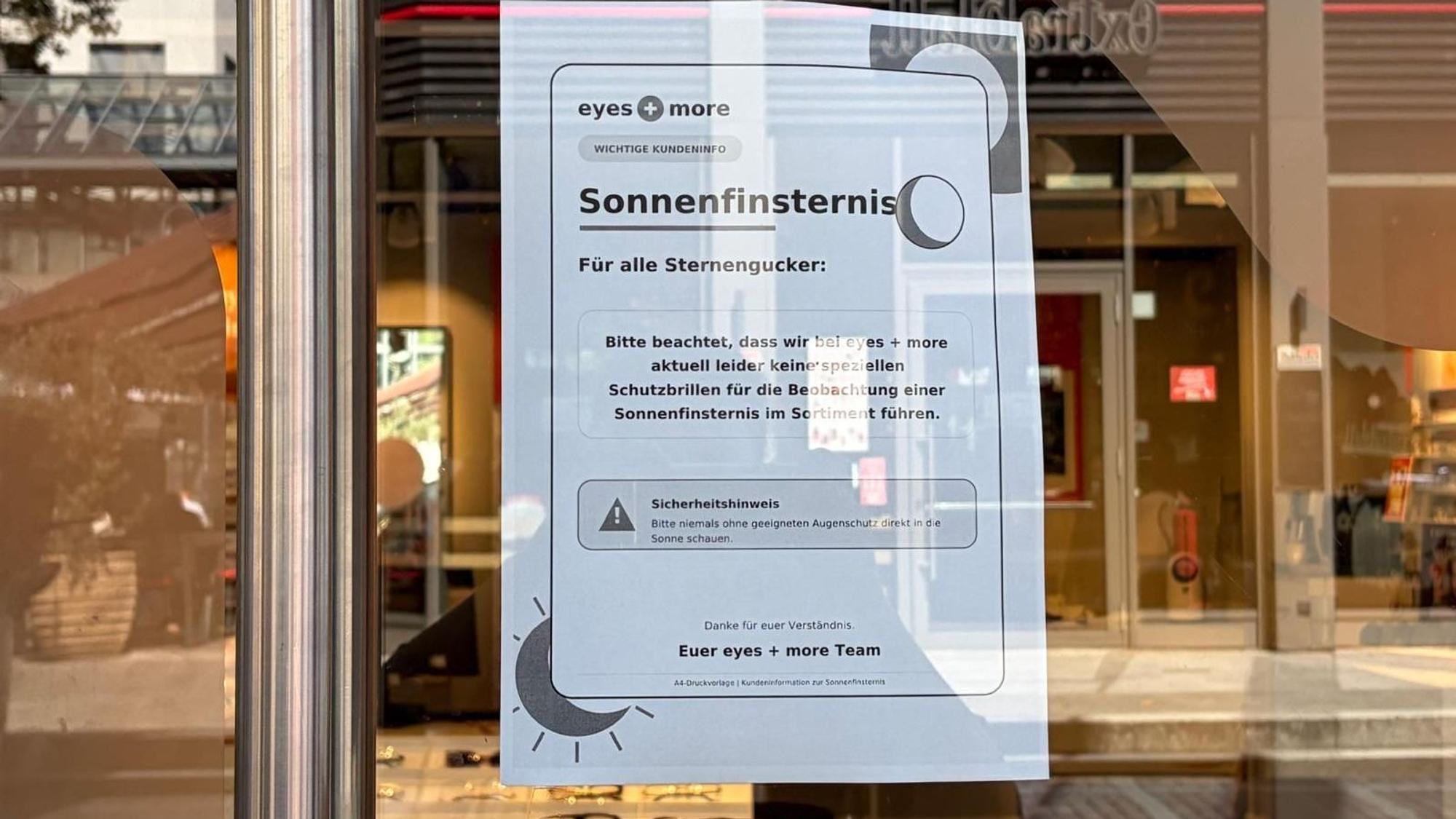 Die Nachfrage nach Sonnenfinsternisbrillen ist groß: In Leverkusen sind die Schutzbrillen vielerorts bereits ausverkauft.