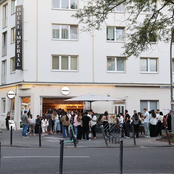 Anstehen vor dem Impi in Ehrenfeld für Ice Matcha Latte