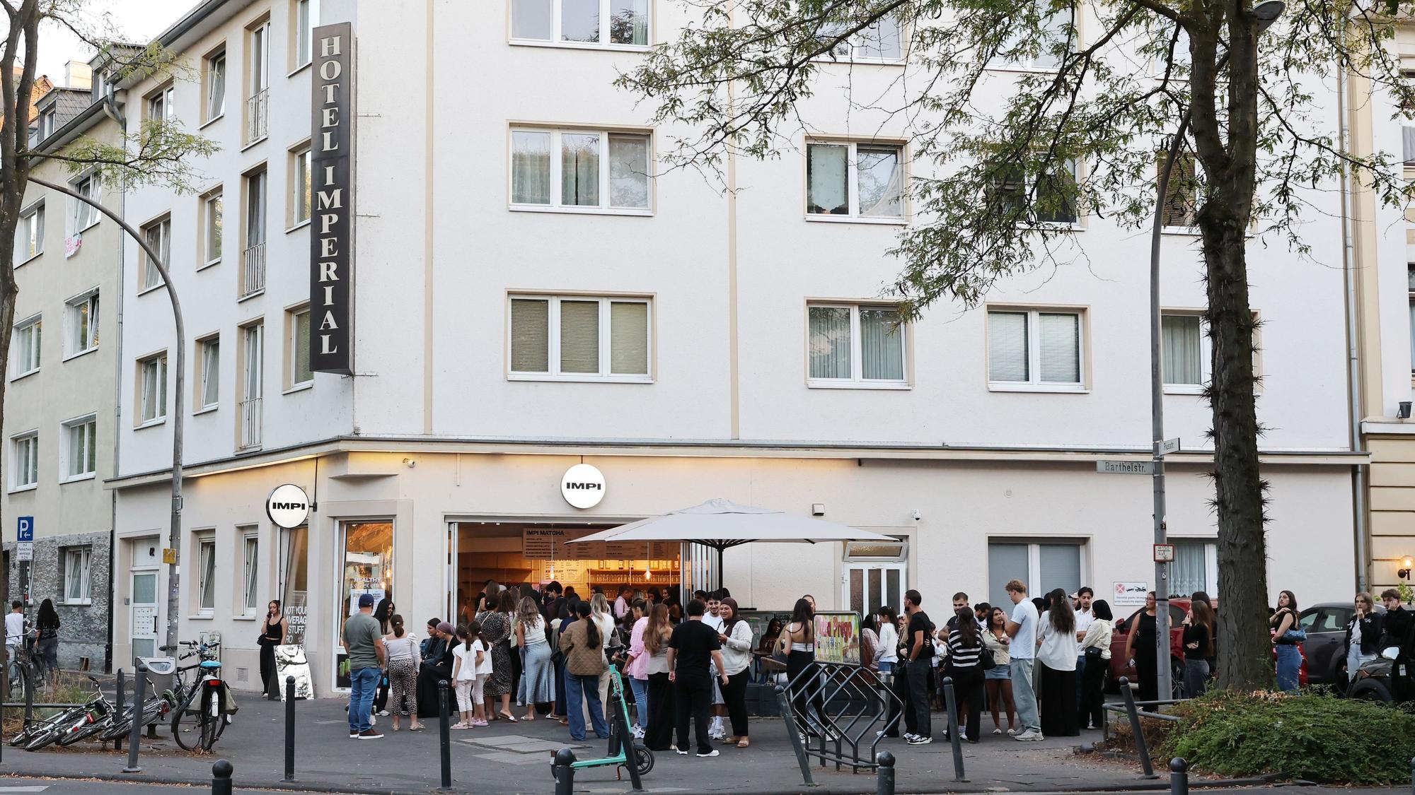 Anstehen vor dem Impi in Ehrenfeld für Ice Matcha Latte