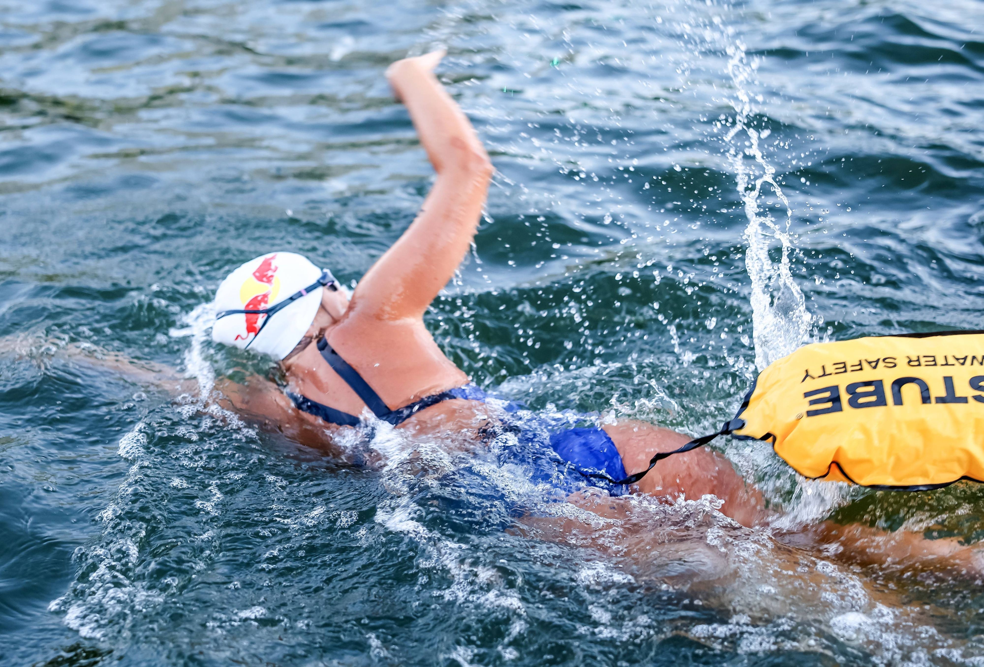 Extremschwimmerin Nathalie Pohl startet ihre Flusschallenge am Holbeinsteg in Frankfurt.