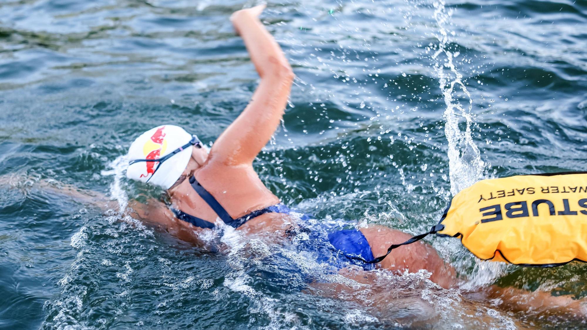 Extremschwimmerin Nathalie Pohl startet ihre Flusschallenge am Holbeinsteg in Frankfurt.