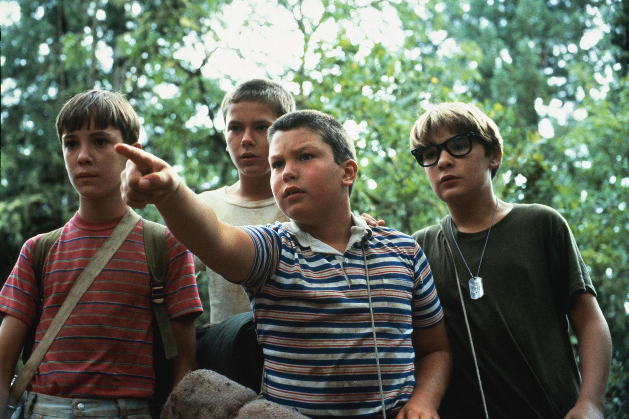 Die vier Freunde (von links) Gordie (Wil Wheaton), Chris (River Phoenix), Vern (Jerry O'Connell) und Teddy (Corey Feldman) treffen sich, um gemeinsam nach der Leiche eines vermissten Jungen zu suchen. (Bild: ZDF/©Warner-Columbia)