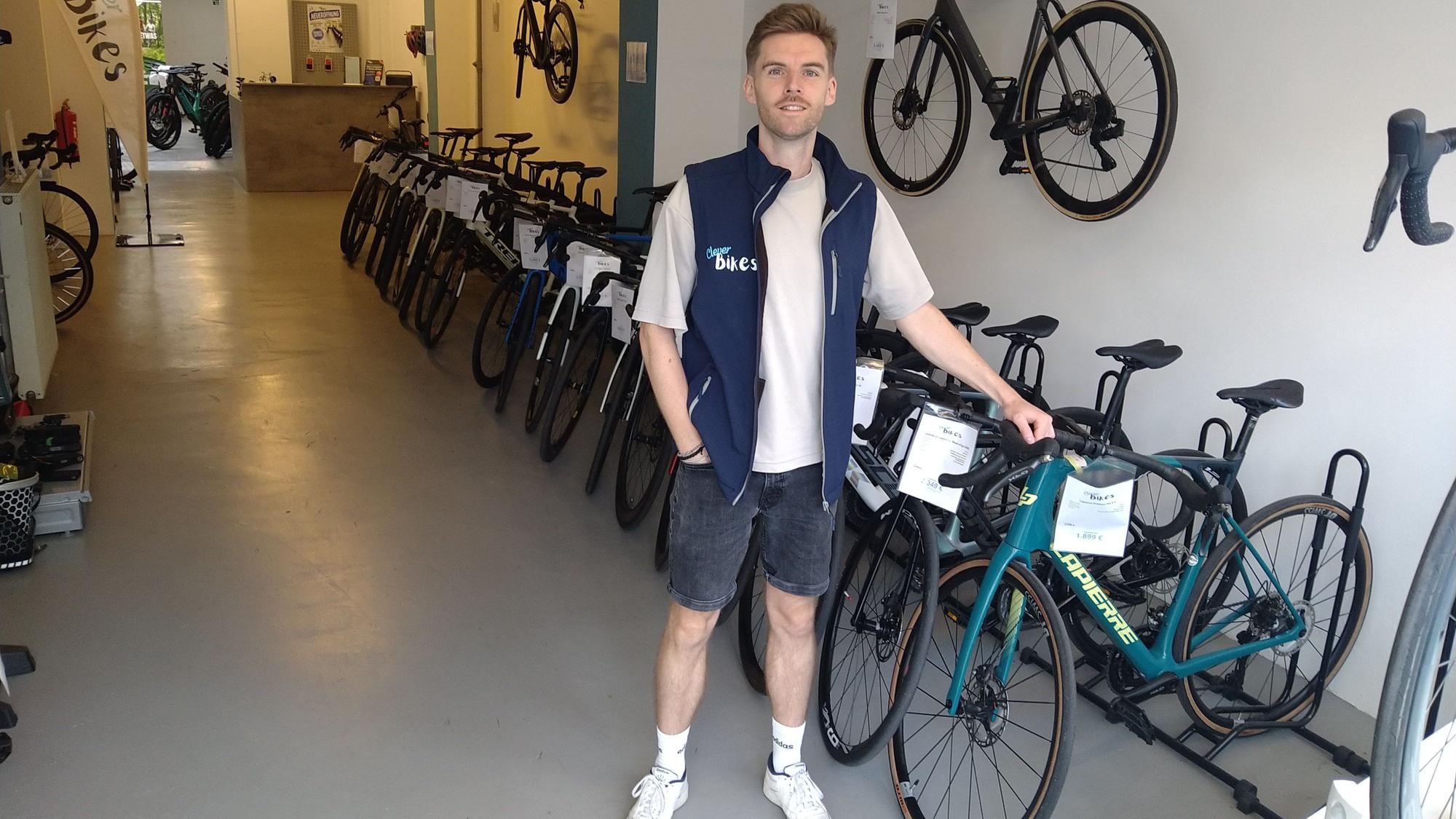 Sebastian Dohle arbeitet in der Filiale in der Christophstraße, in der sie vor allem „Bio-Bikes“ anbieten.