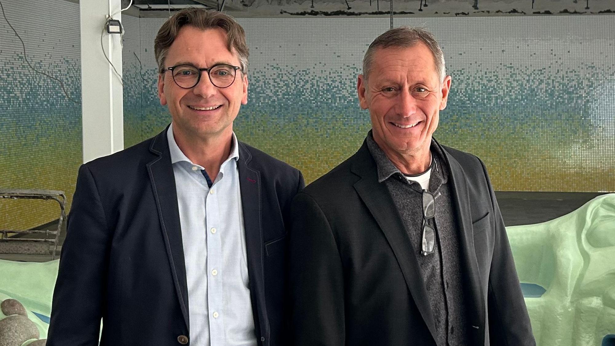 Christian Meuthen und der Betriebsleiter des Burscheider Vitalbads, Karsten Baum