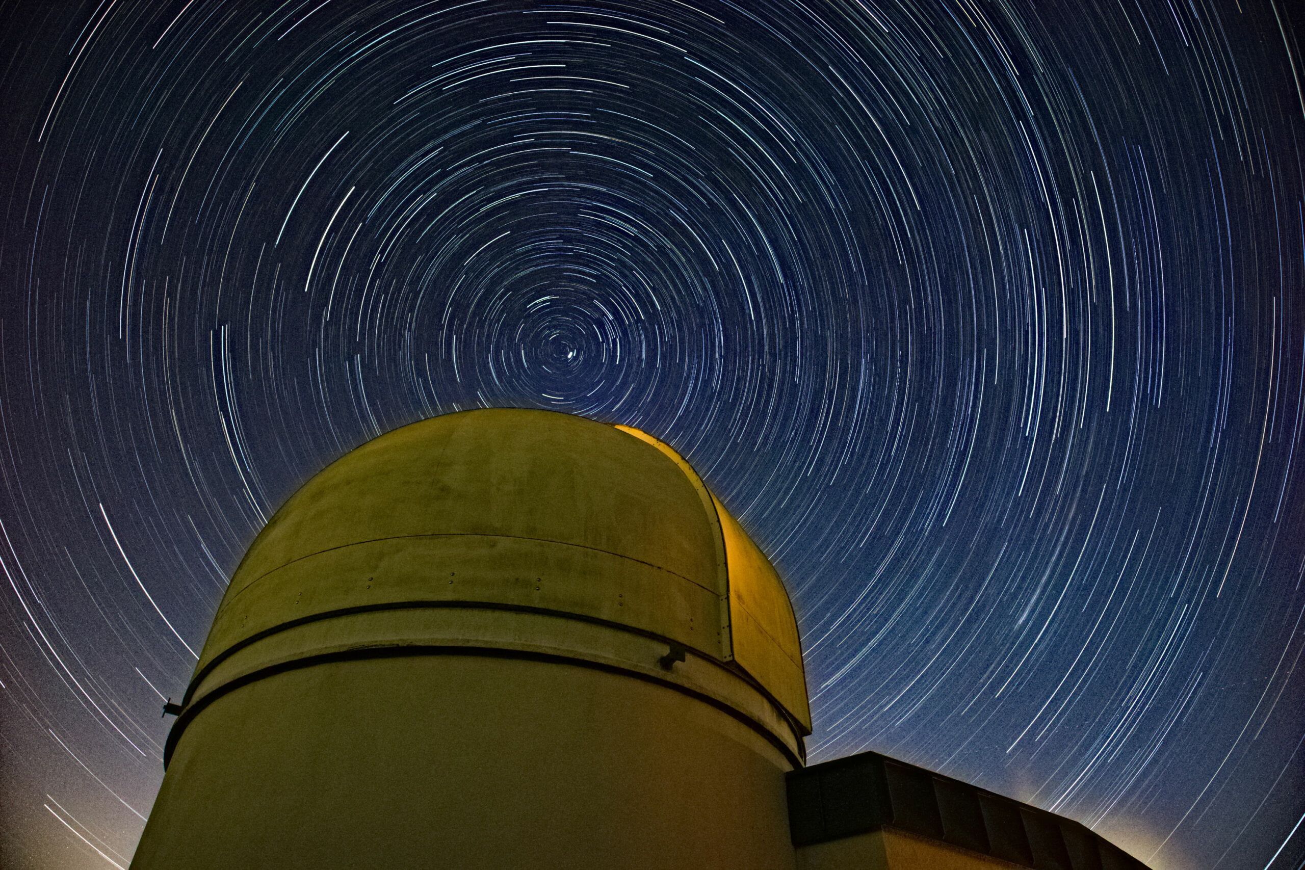 Blick in den Himmel über der Kuppel der Sternwarte.
