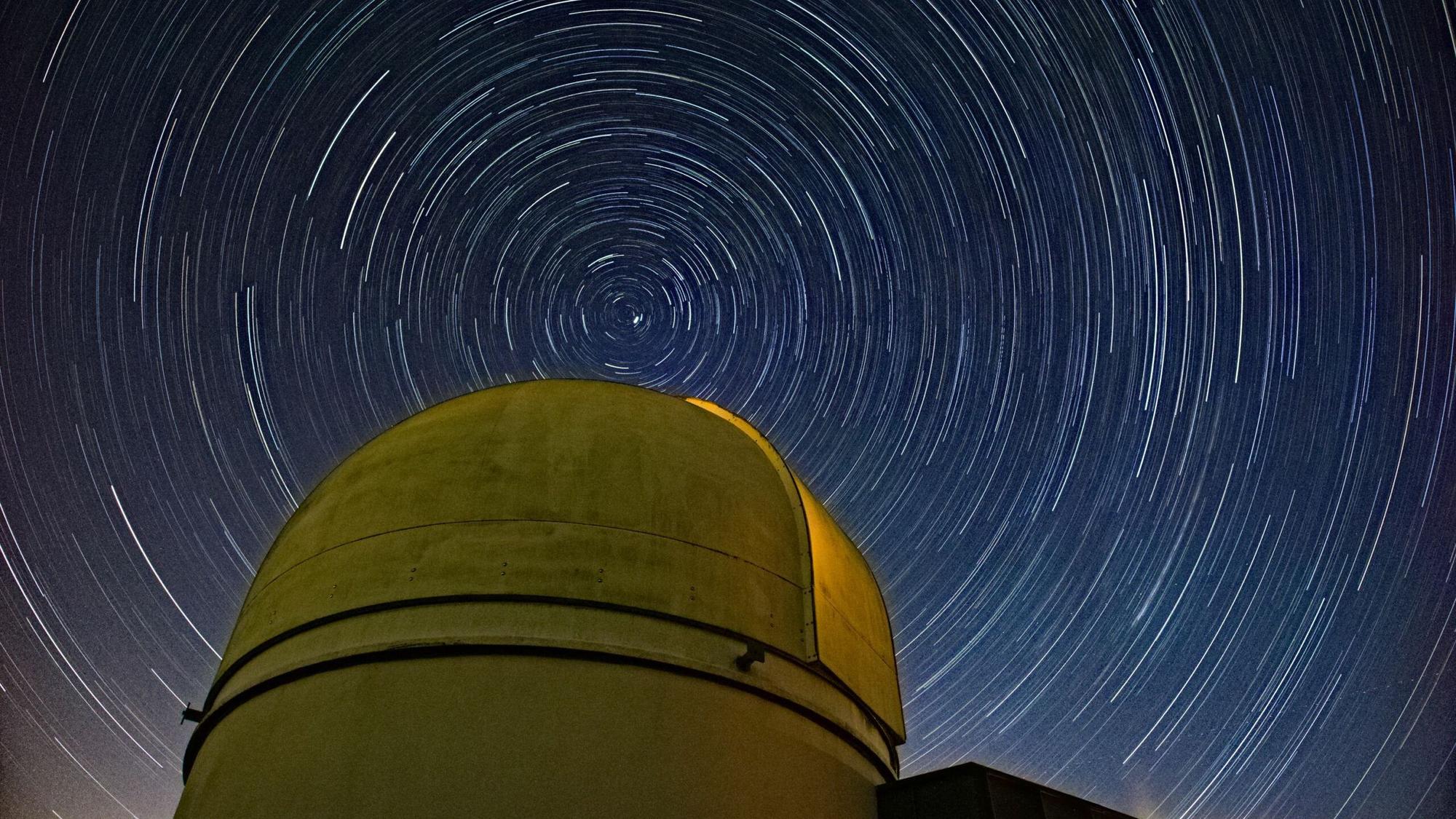 Blick in den Himmel über der Kuppel der Sternwarte.