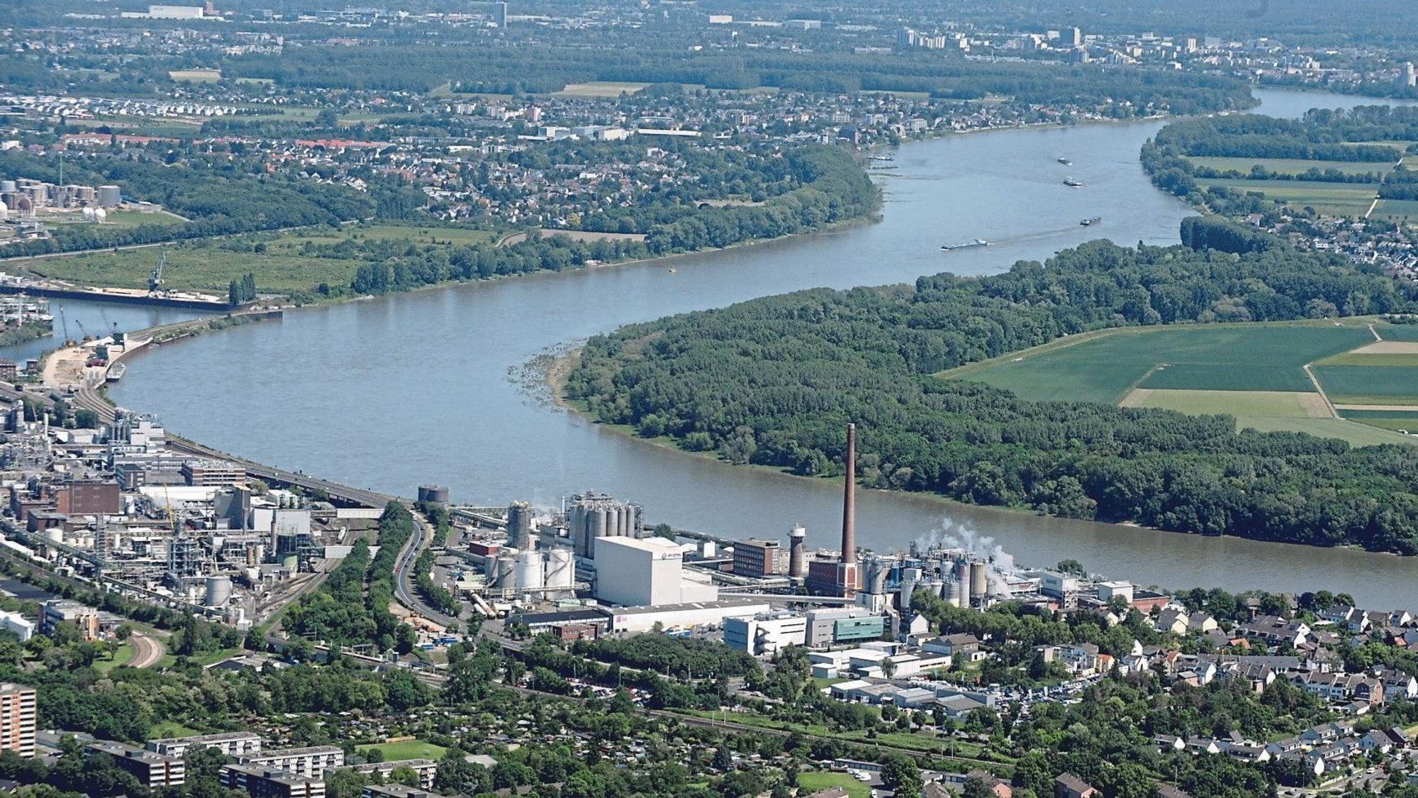 Der Rhein bei Wesseling, Rheinspange, links Godorfer Hafen