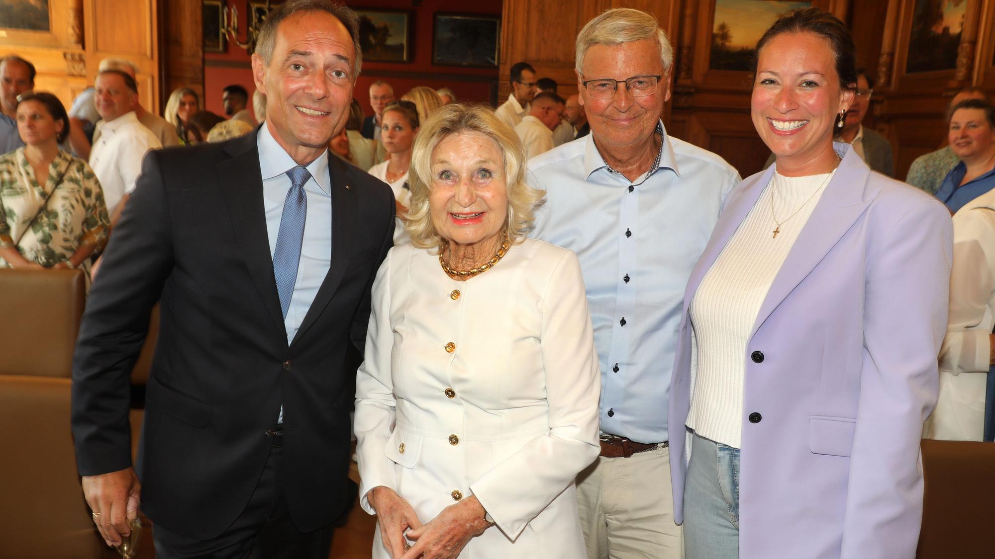 Manfred Habrunner, Sylvia Zanders, Wolfgang Bosbach und Caroline Bosbach lächeln in die Kamera.