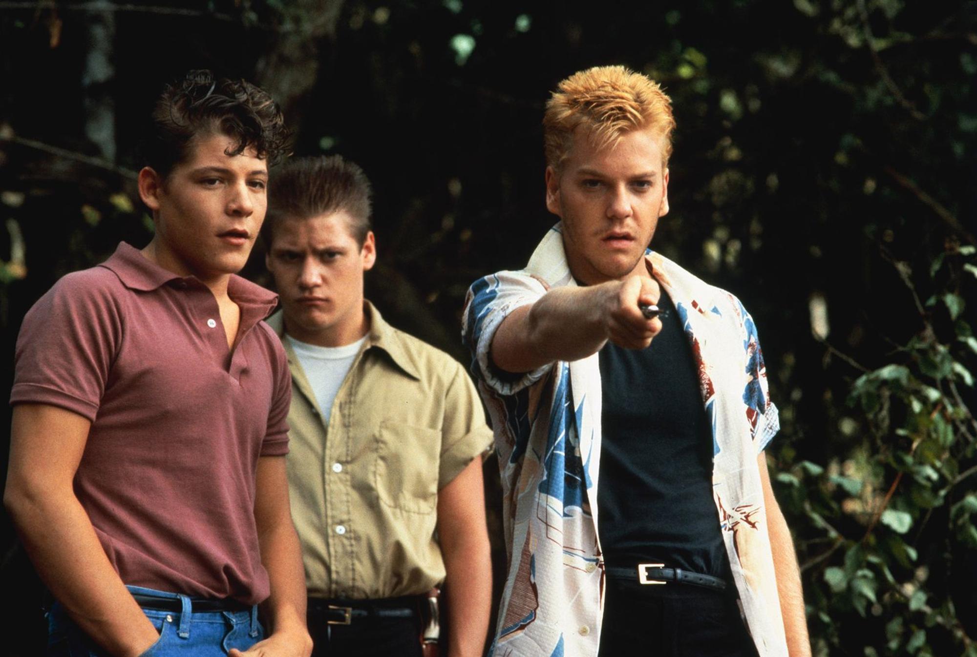 Auch die Rowdies Eyeball Chambers (Bradley Gregg, links), Vince Desjardins (Jason Oliver, Mitte) und deren Anführer „Ace“ Merrill (Kiefer Sutherland) haben es sich zum Ziel gemacht, die Leiche zu finden. (Bild: ZDF/©Warner-Columbia)