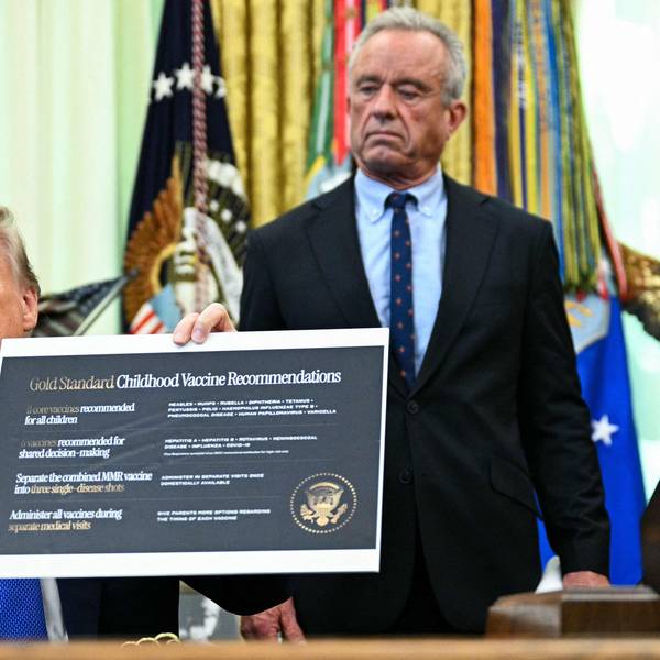 US-Präsident Donald Trump und sein Gesundheitsminister Robert F. Kennedy Jr, bei der Vorstellung des Dekrets mit neuen Impfempfehlungen für Kinder.