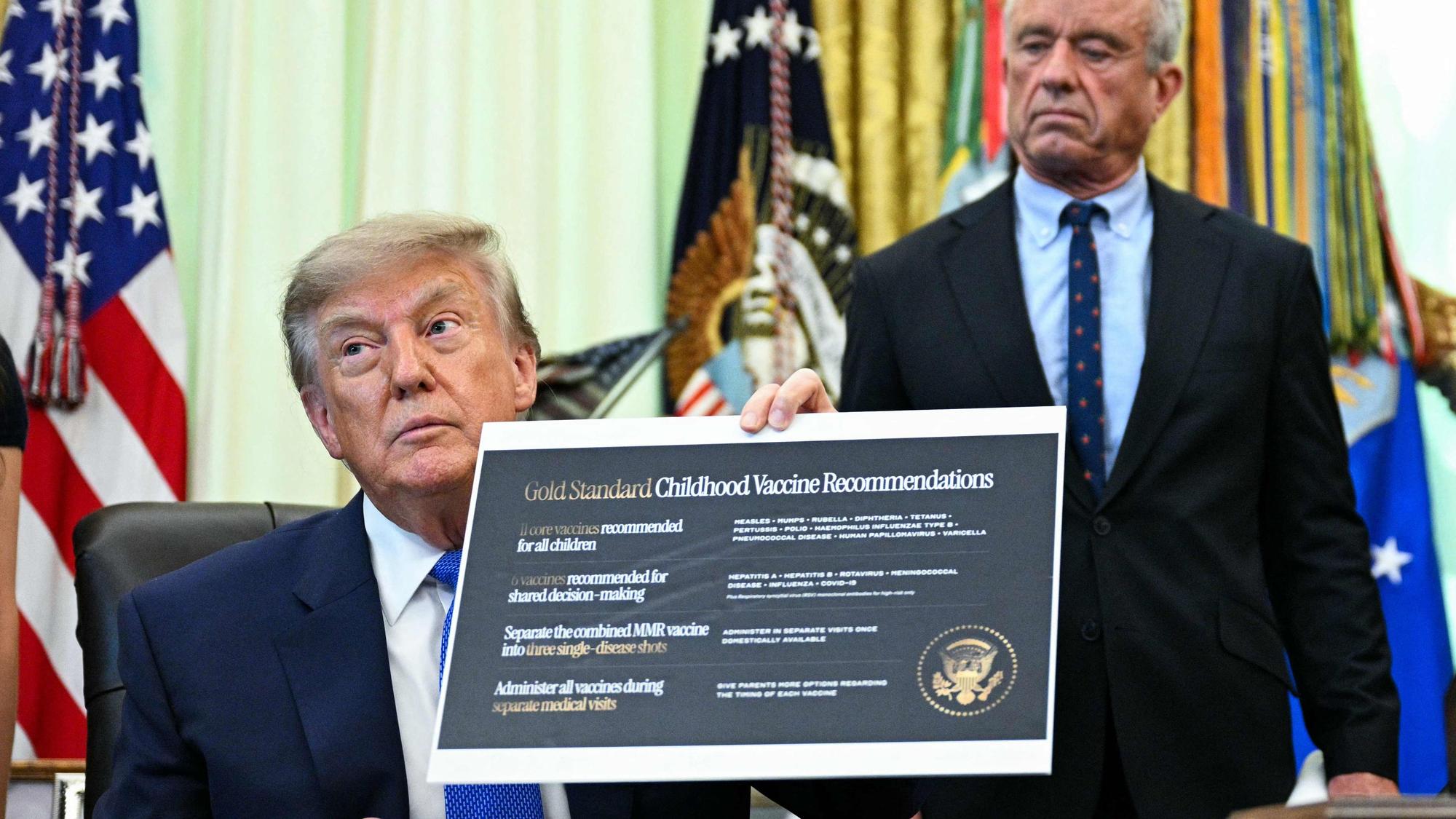 US-Präsident Donald Trump und sein Gesundheitsminister Robert F. Kennedy Jr, bei der Vorstellung des Dekrets mit neuen Impfempfehlungen für Kinder.