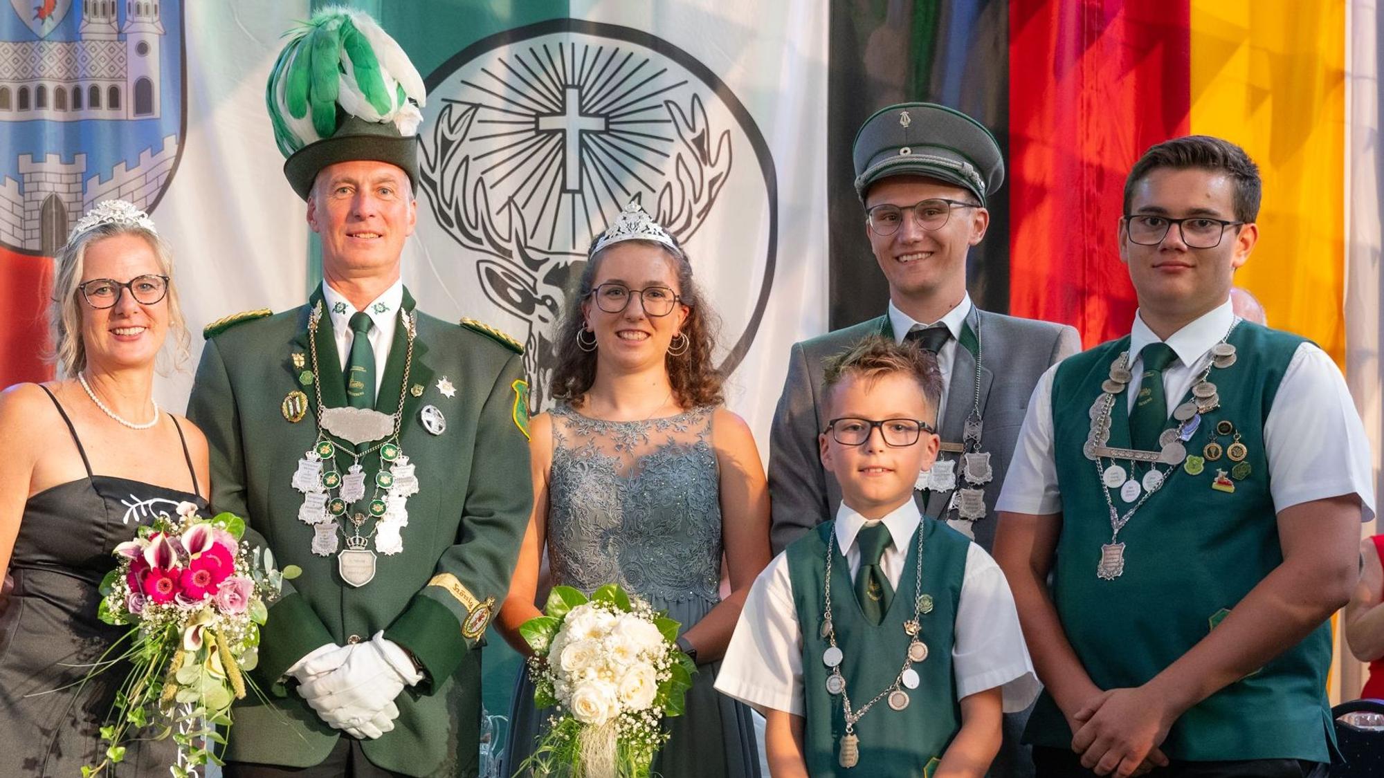 In Amt und Würden präsentierten sich die neuen Würdenträger am Montagabend.